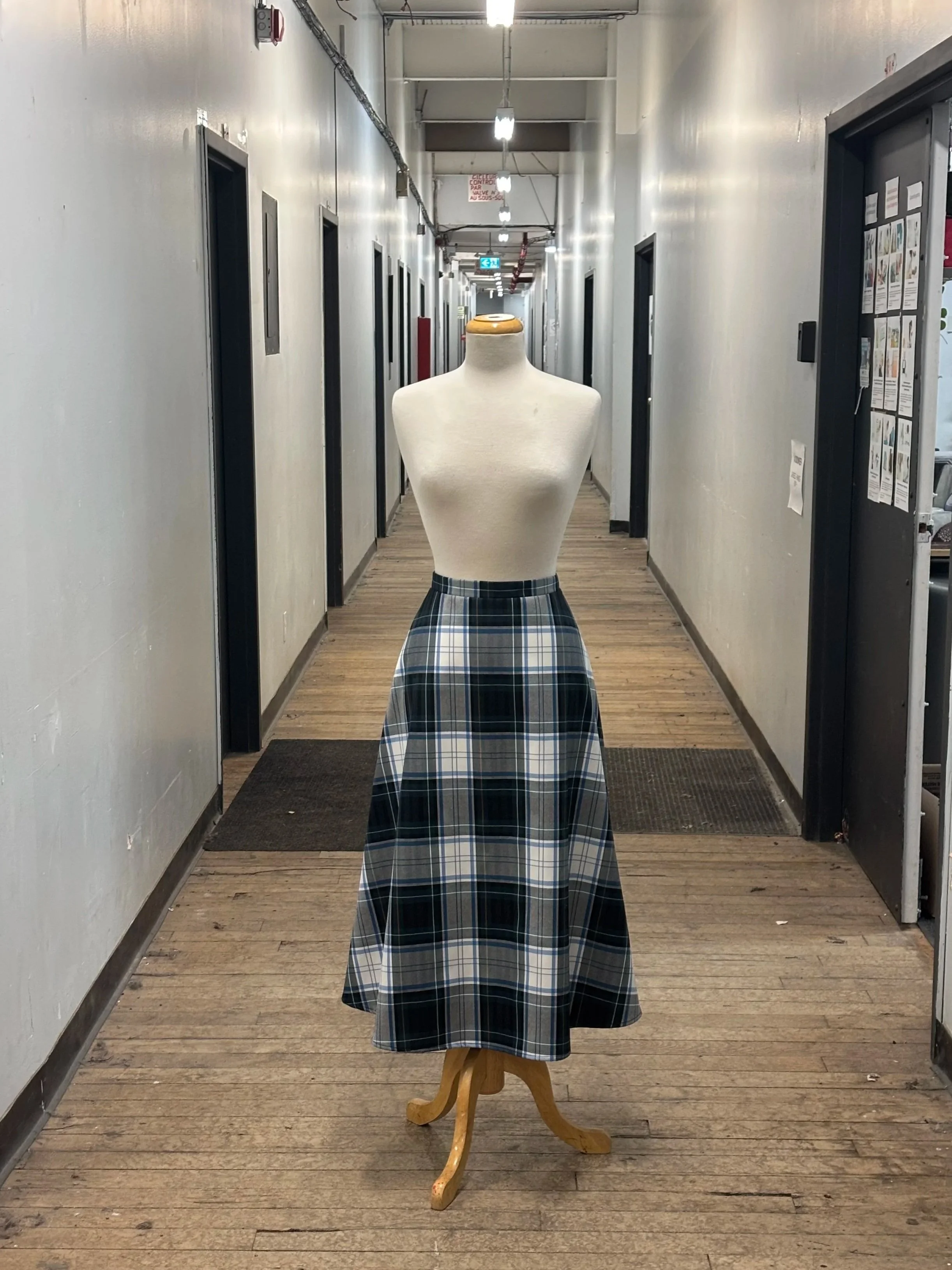 Jupe+midi+tartan.jpg