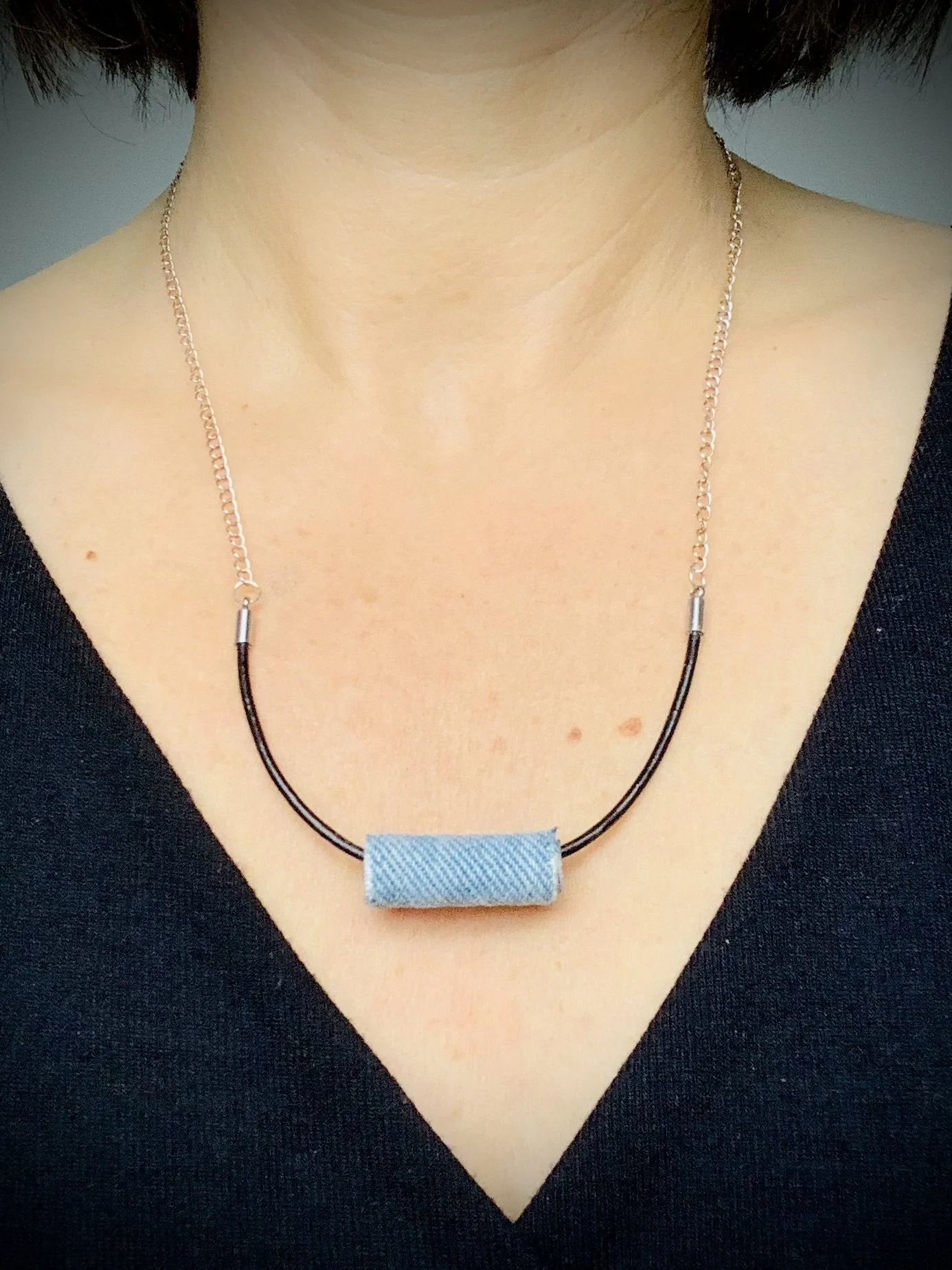 Collier cuir chaîne argent sterling perle jean bleu pâle.jpg