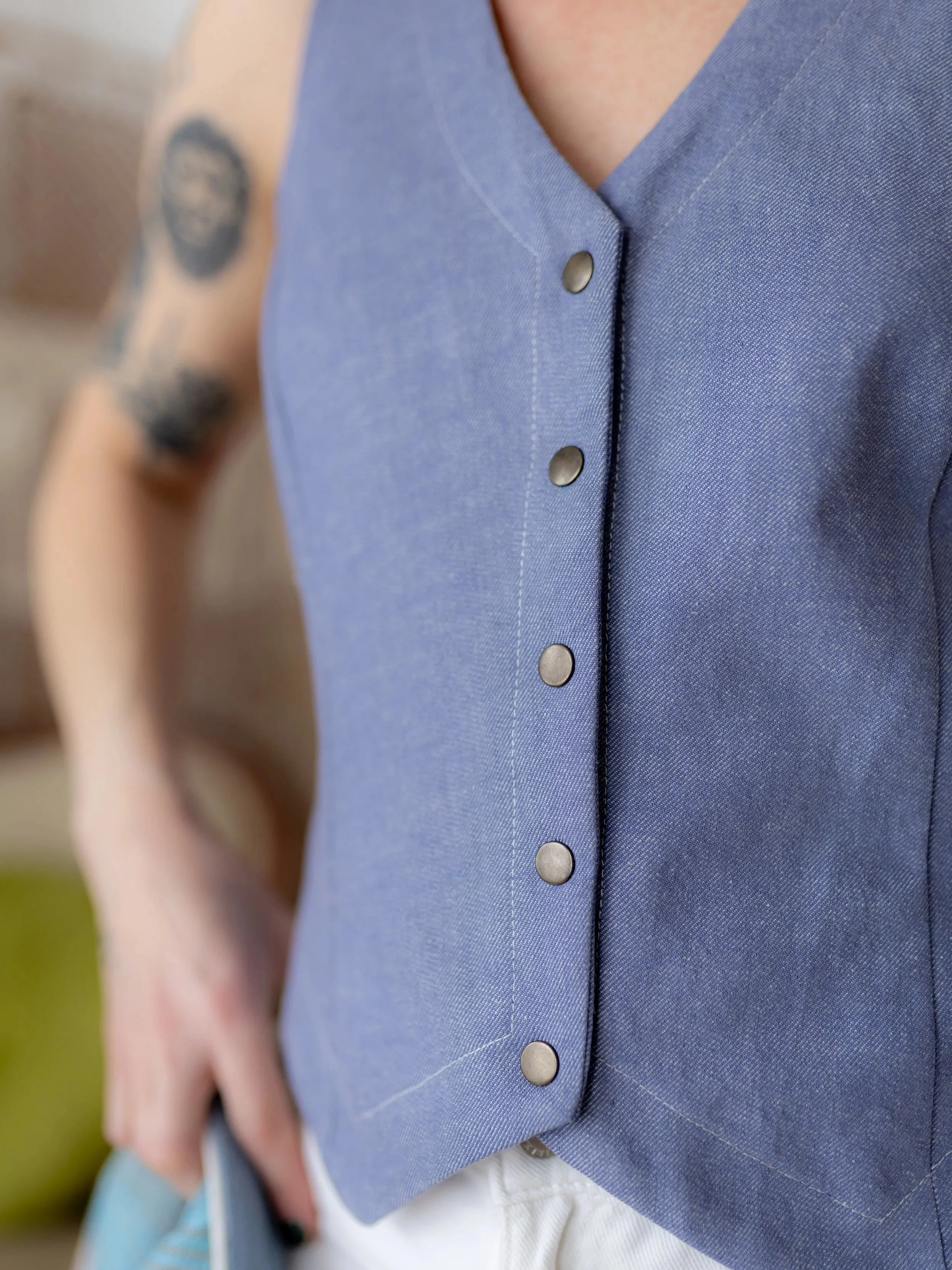 Veste+boutonn%C3%A9e+ajust%C3%A9e+sans+manche+denim+gros+plan+boutonni%C3%A8re.1.jpg