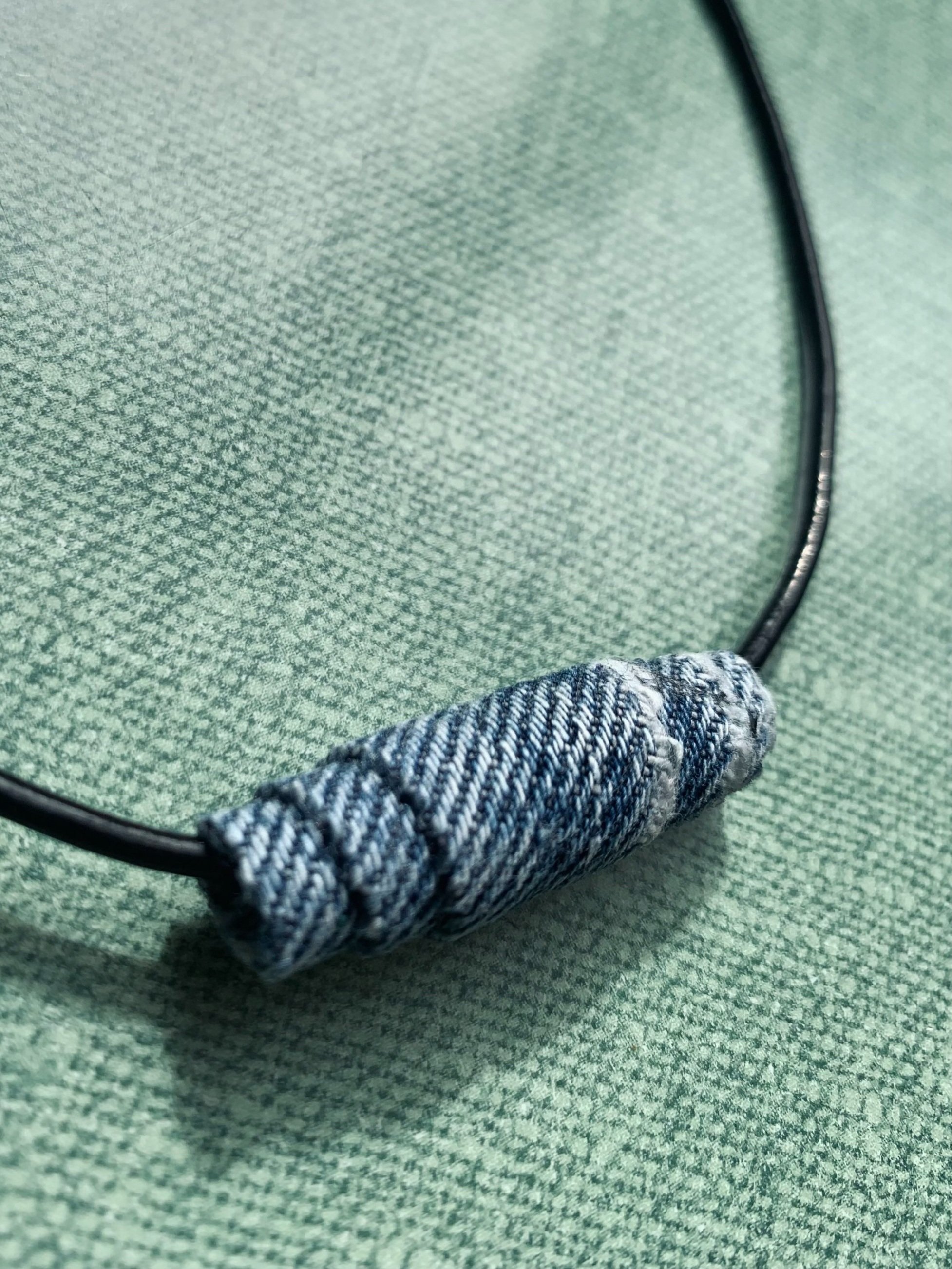 Collier cuir chaîne argent sterling 925 perle tissu jeans denim recyclé fait main Quebec