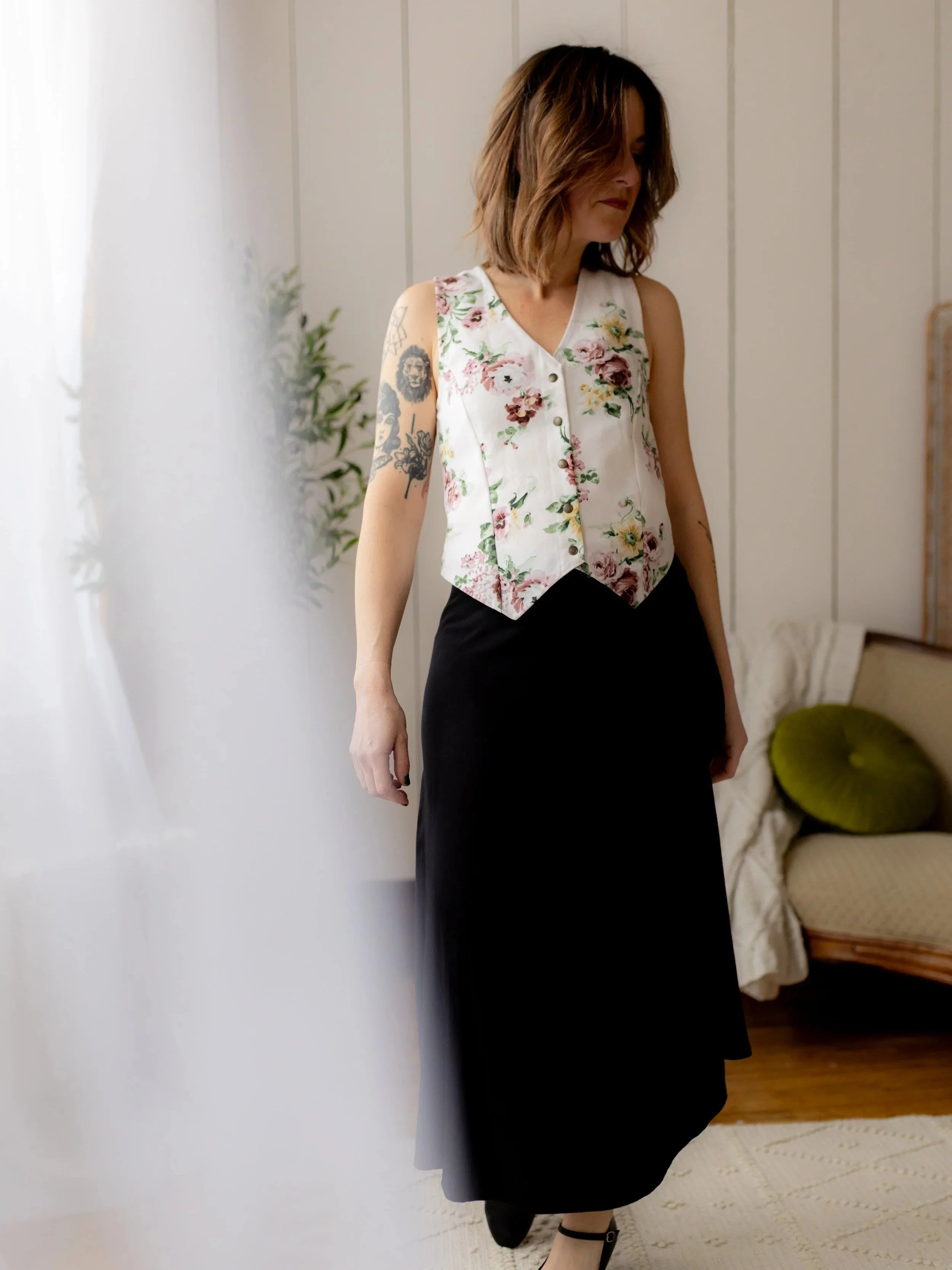 Veste+ajust%C3%A9e+boutonn%C3%A9e+sans+manche+fleurs+roses+blanc+jupe+midi+noire.3.jpg