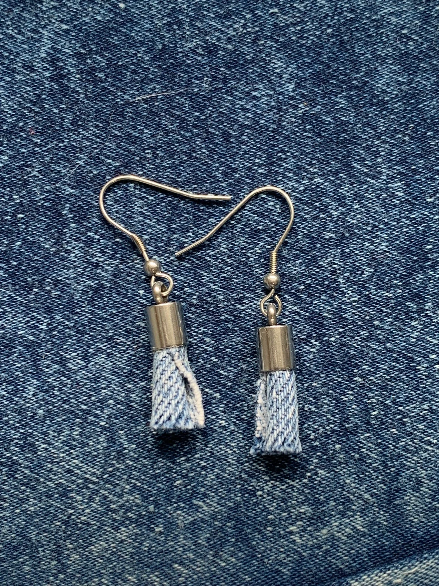 Boucles d'oreilles crochets breloques jeans denim coton acier inoxydable.jpg