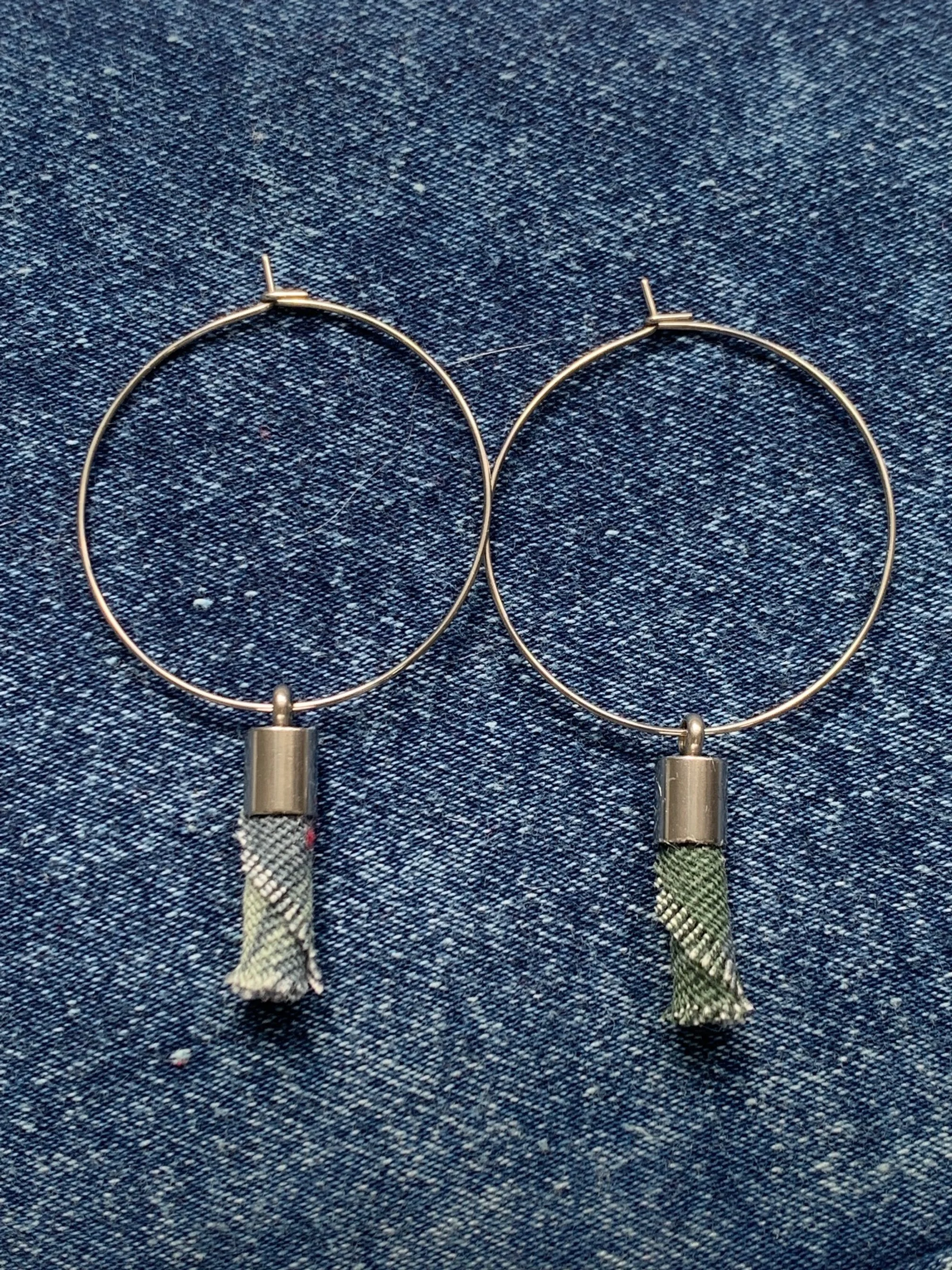 Boucles d'oreilles anneaux breloques jeans denim coton acier inoxydable fleurs vertes.jpg