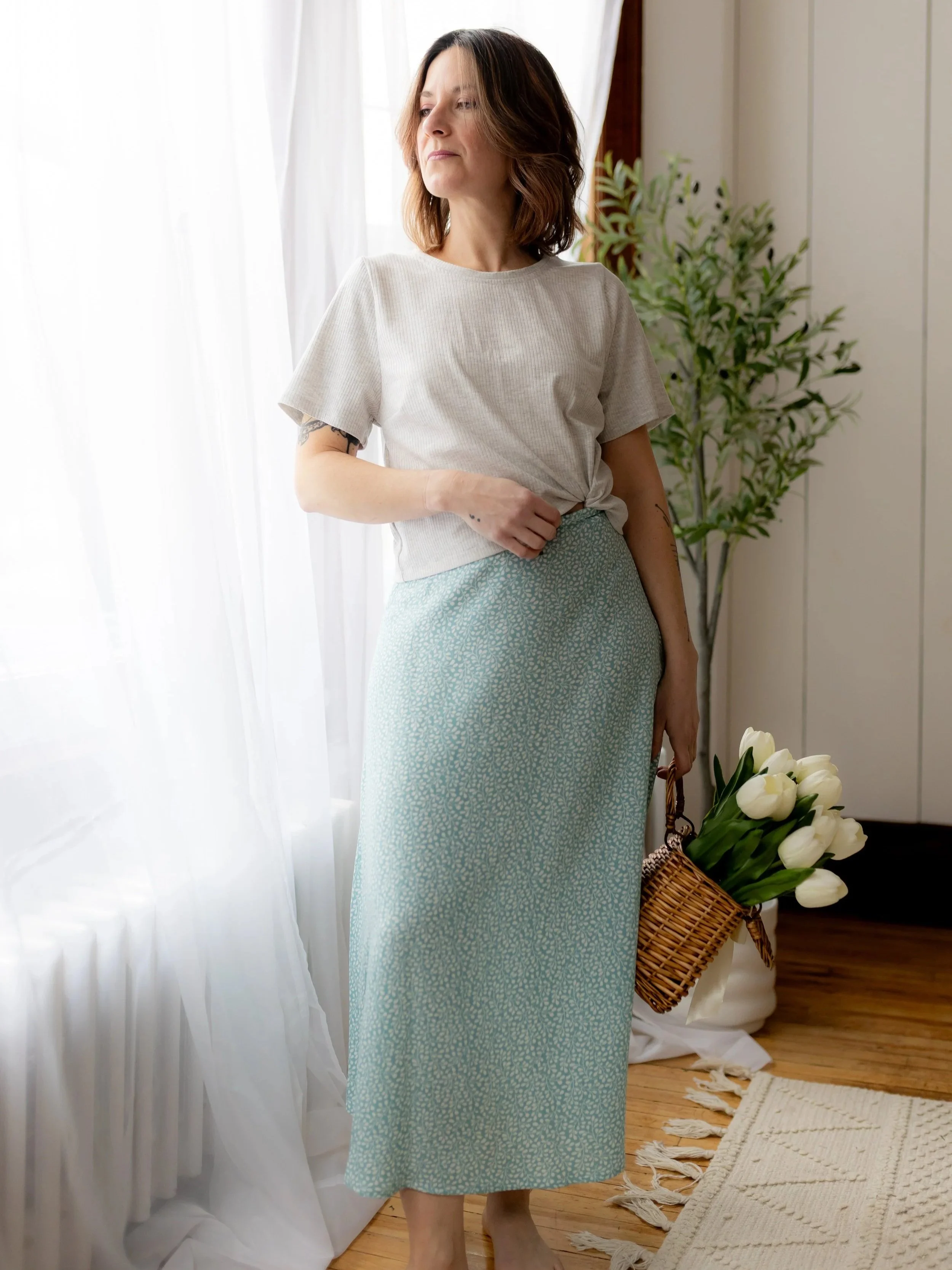 Crop+t-shirt+chin%C3%A9+jupe+midi+fleuri+bleu+tendre+blanc.3.jpg