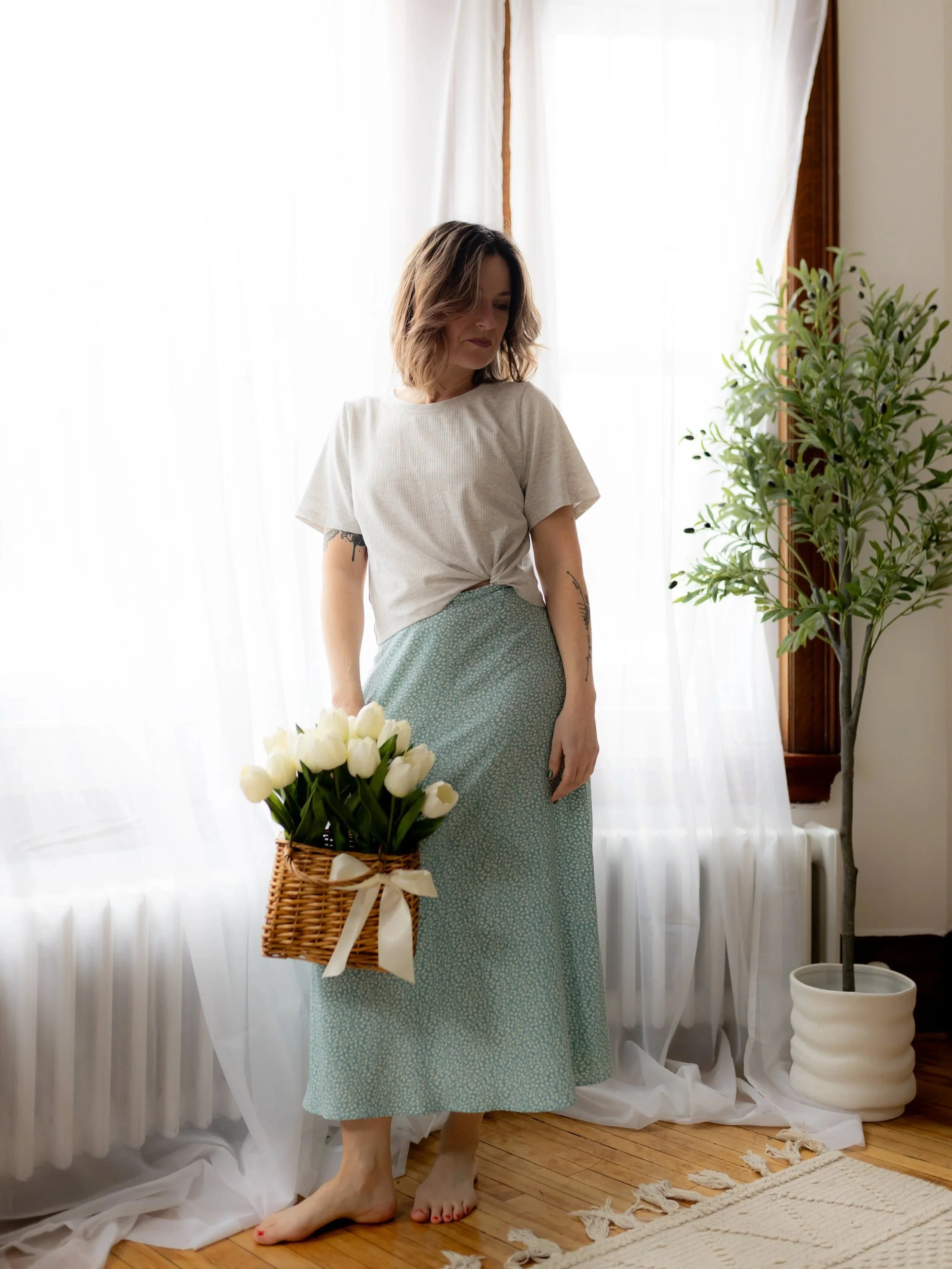 Crop+t-shirt+chin%C3%A9+jupe+midi+fleuri+bleu+tendre+blanc.2.jpg