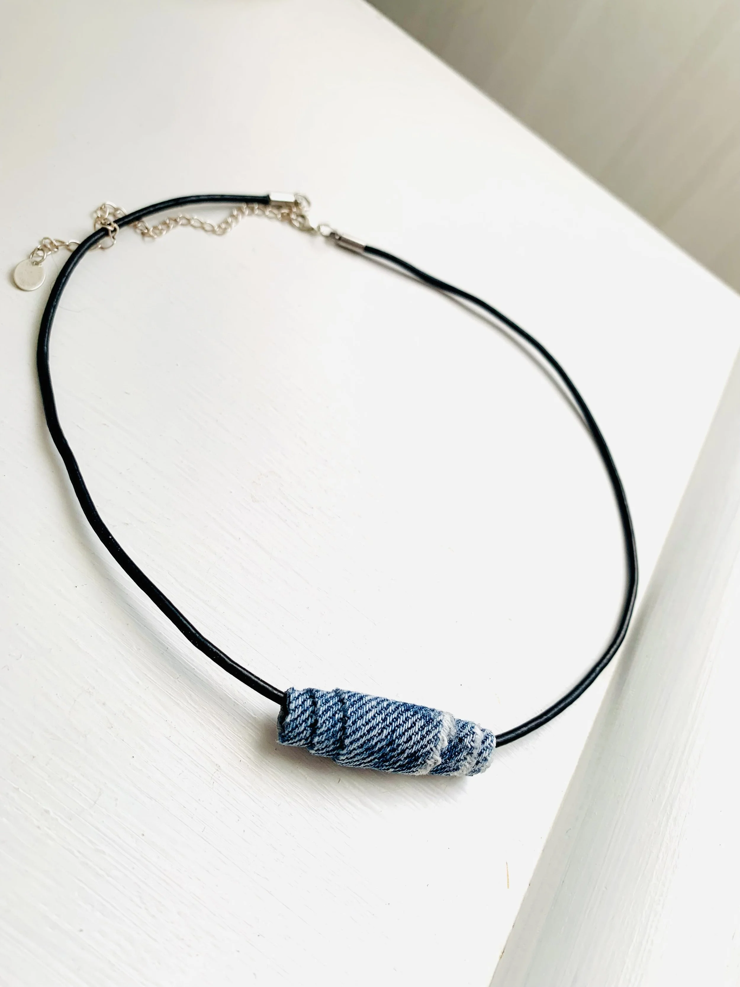 Collier cuir perle jean bleu clair fond blanc.jpg