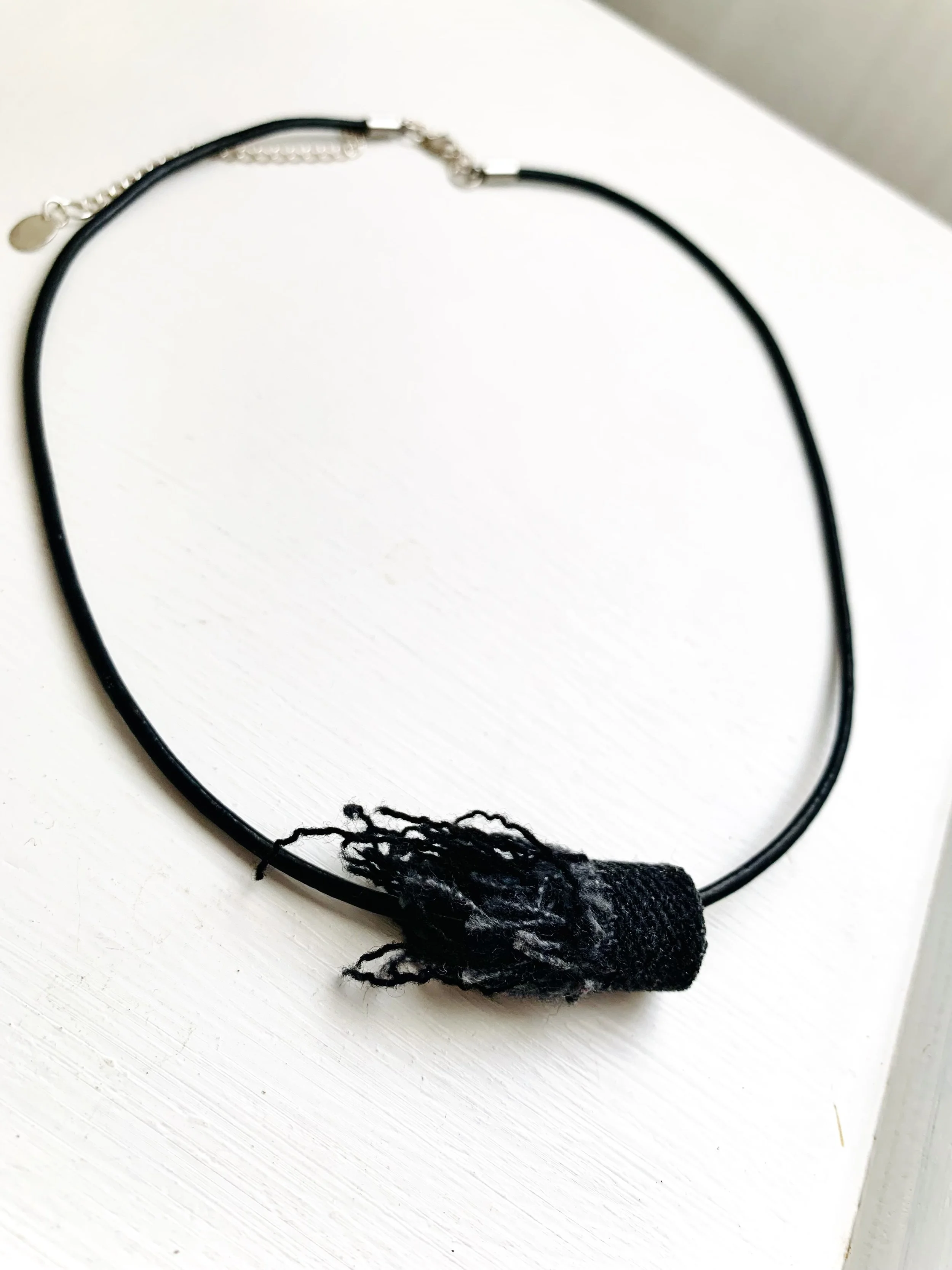 Collier cuir perle jean franges noir fond blanc.jpg