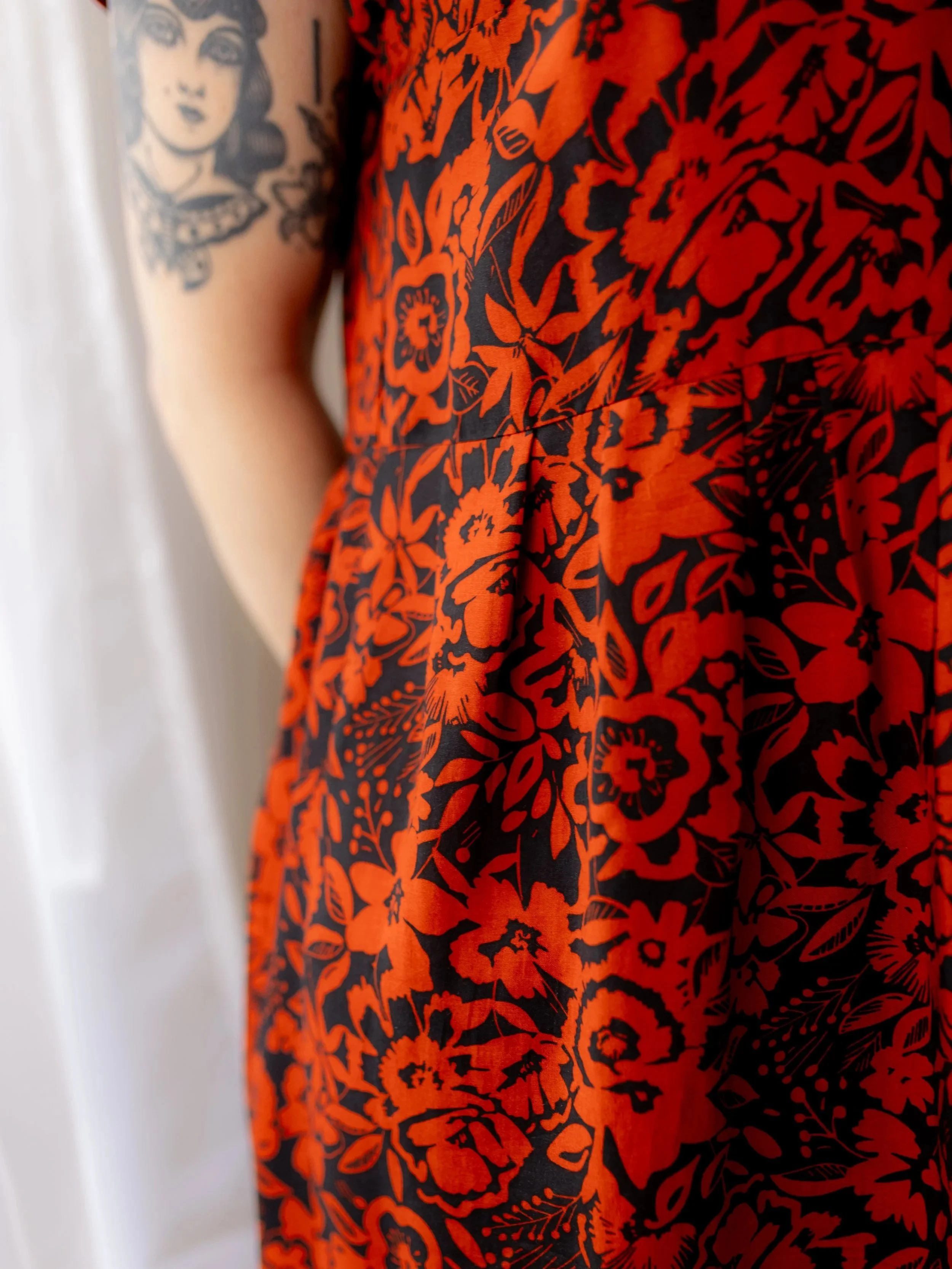 Robe+babydoll+longue+rouge+orange+noir+tissu+fluide+l%C3%A9ger+gros+plan.jpg
