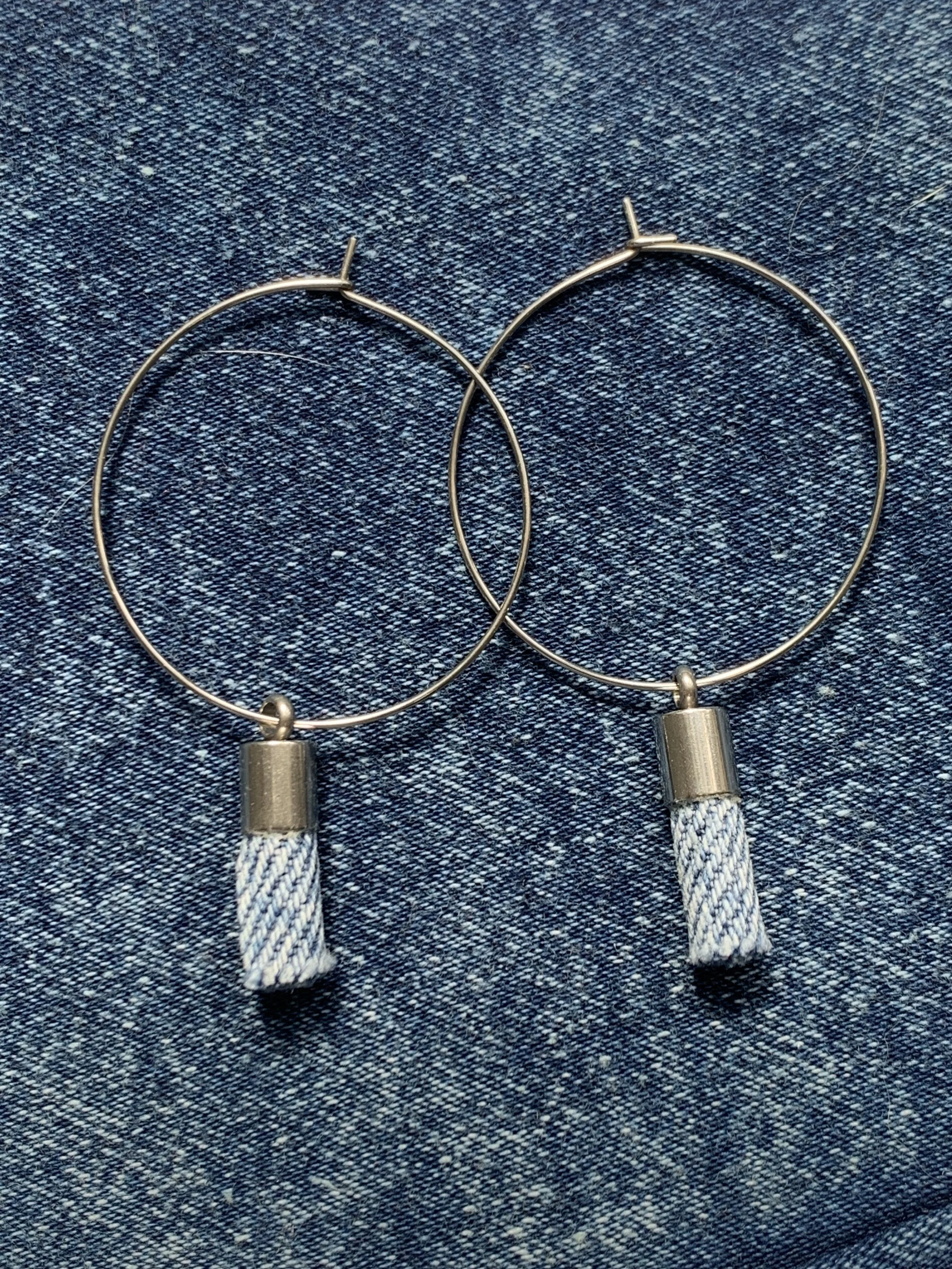 Boucles d'oreilles anneaux breloques jeans denim coton acier inoxydable.jpg