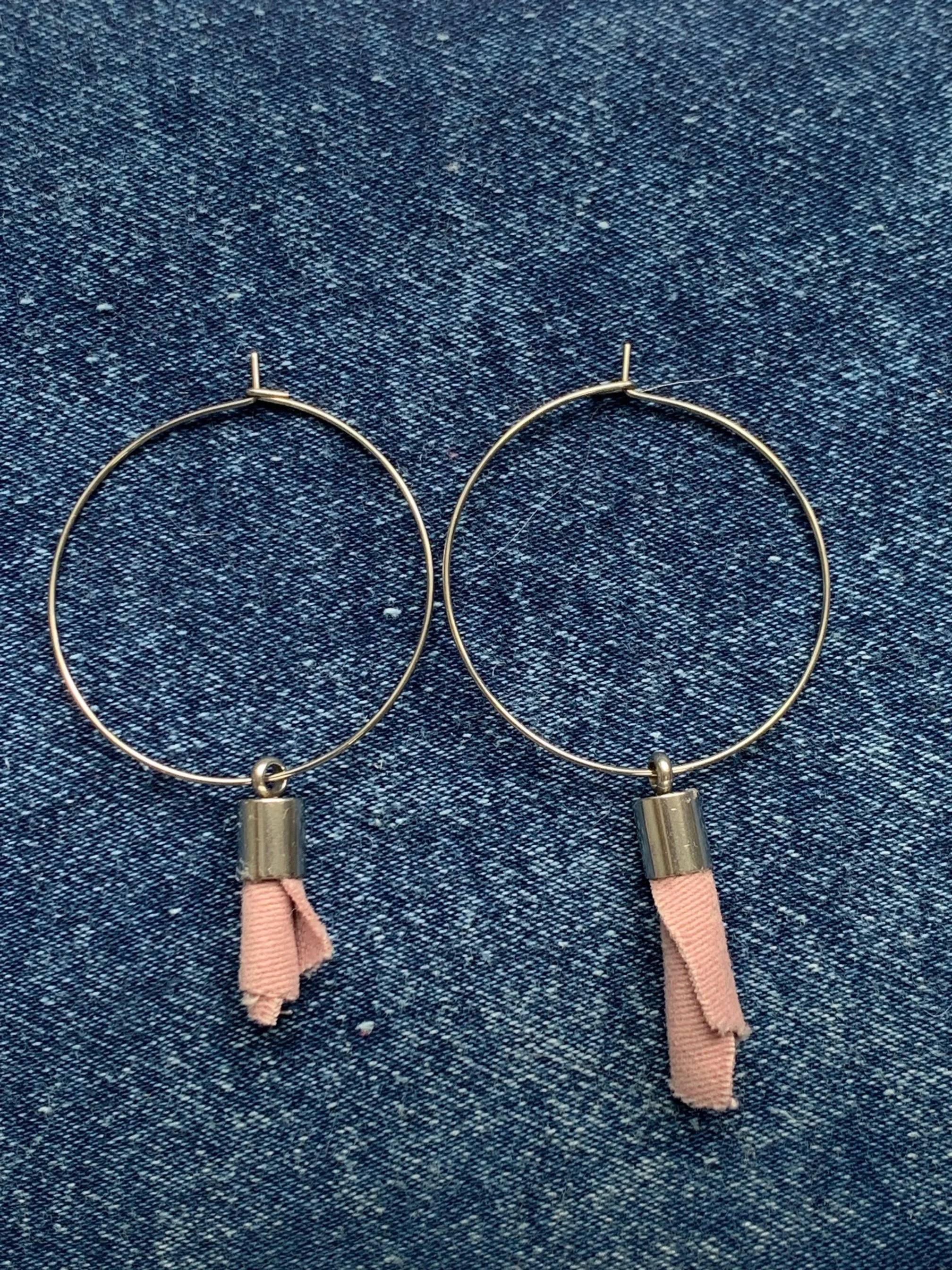 Boucles d'oreilles anneaux breloques jeans denim coton rose asymétrique acier inoxydable.jpg