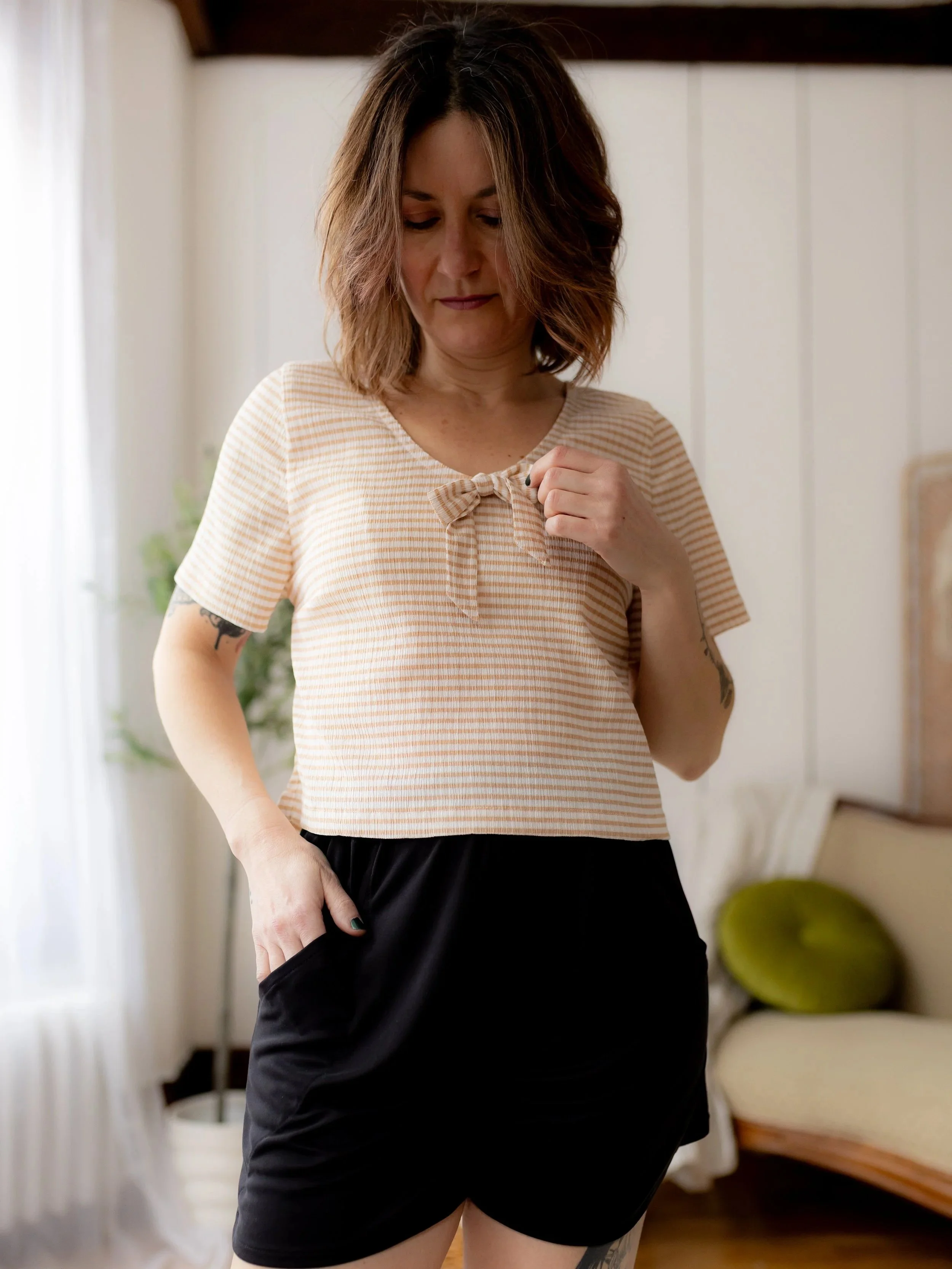 Blouse+boucle+%C3%A0+carreaux+beige+blanc+short+noir+taille+%C3%A9lastique+poches.7.jpg