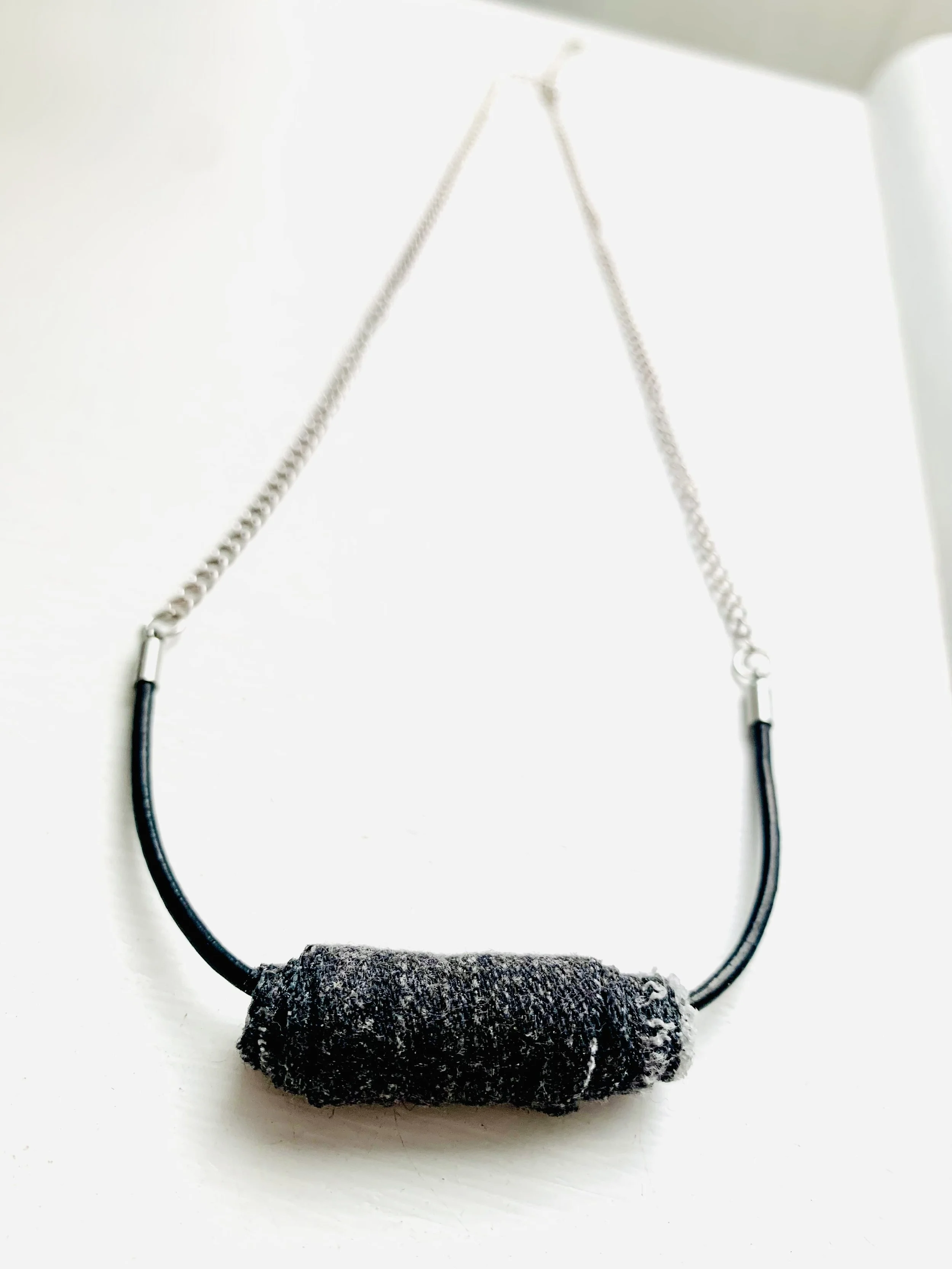 Collier cuir chaîne argent sterling perle jean noir fond blanc.jpg