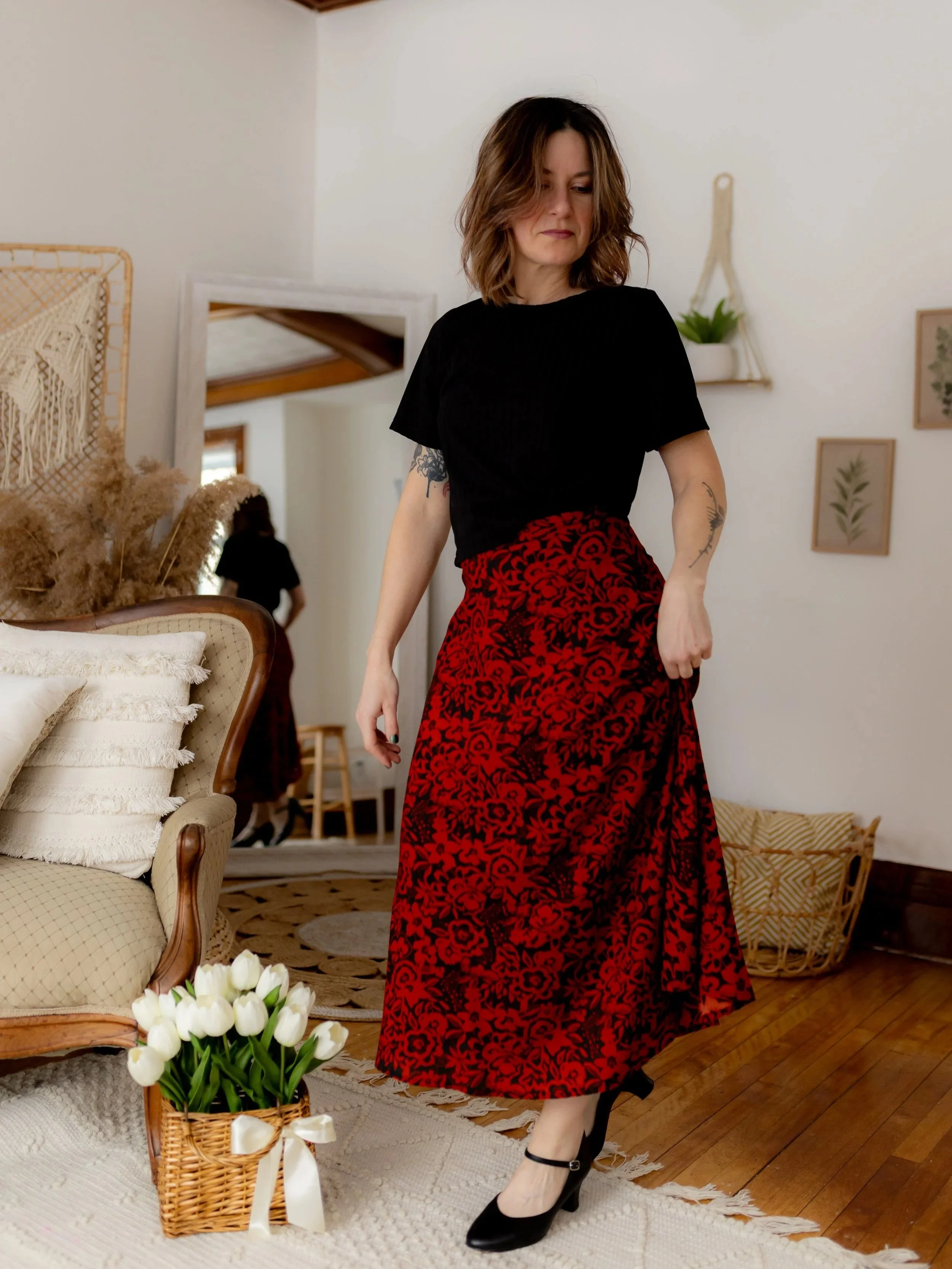 Crop+t-shirt+c%C3%B4tel%C3%A9+noir+jupe+midi+fleuri+noir+orange+rouge.2.jpg