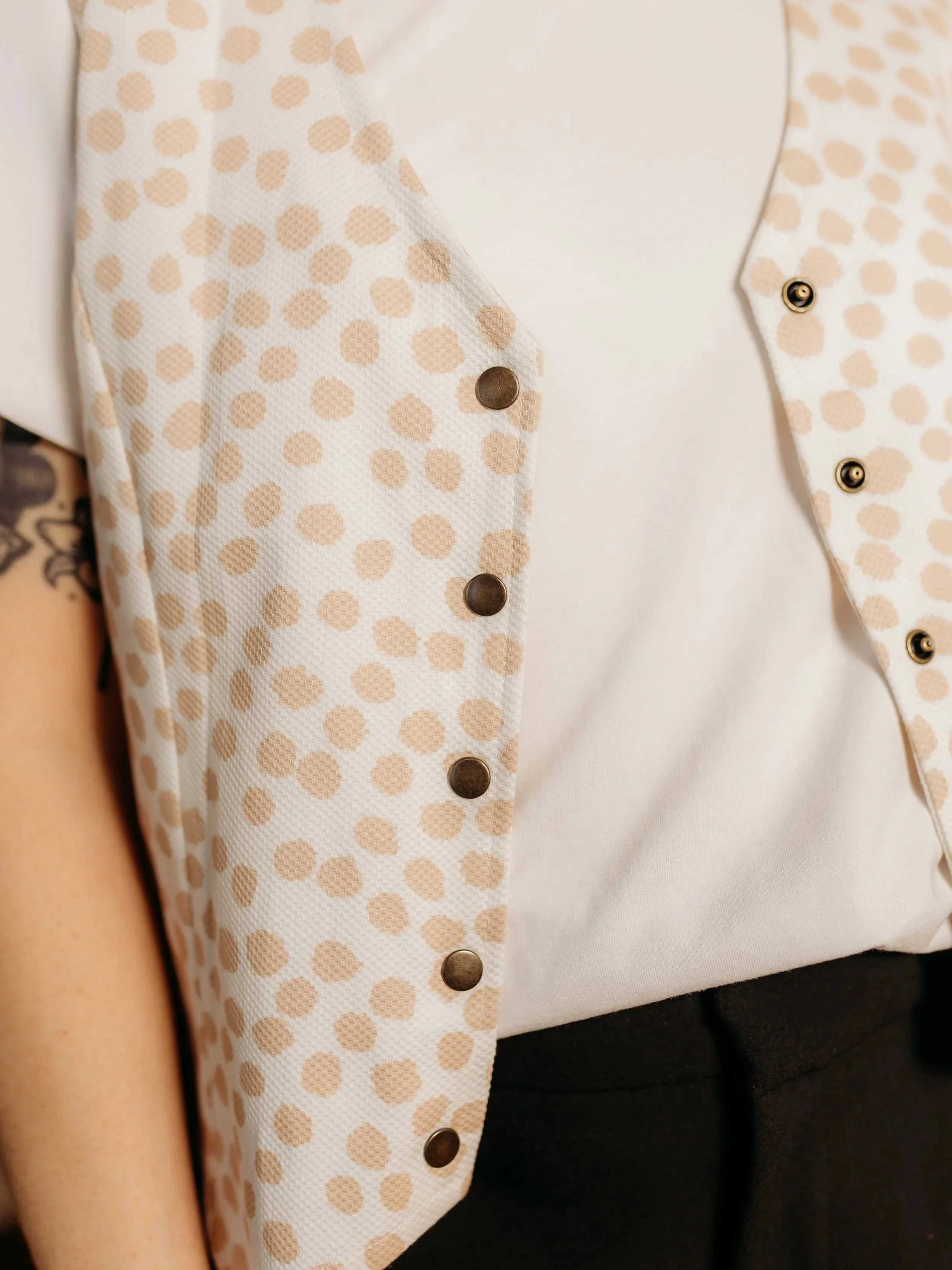 Veste+sans+manche+ajust%C3%A9e+pois+beige+blanc+t-shirt+gros+plan.jpg
