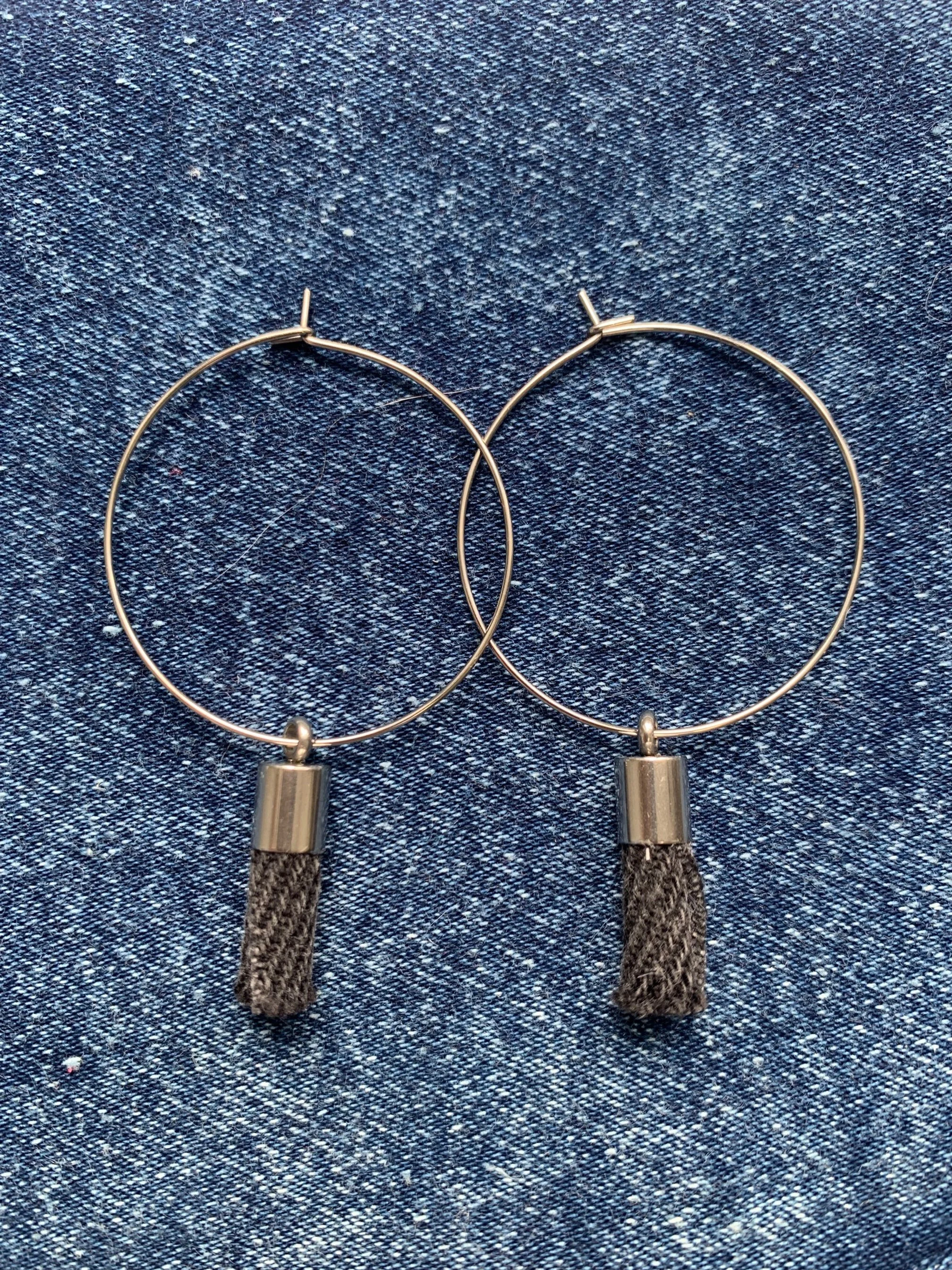Boucles d'oreilles anneaux breloques jeans denim coton noir acier inoxydable.jpg