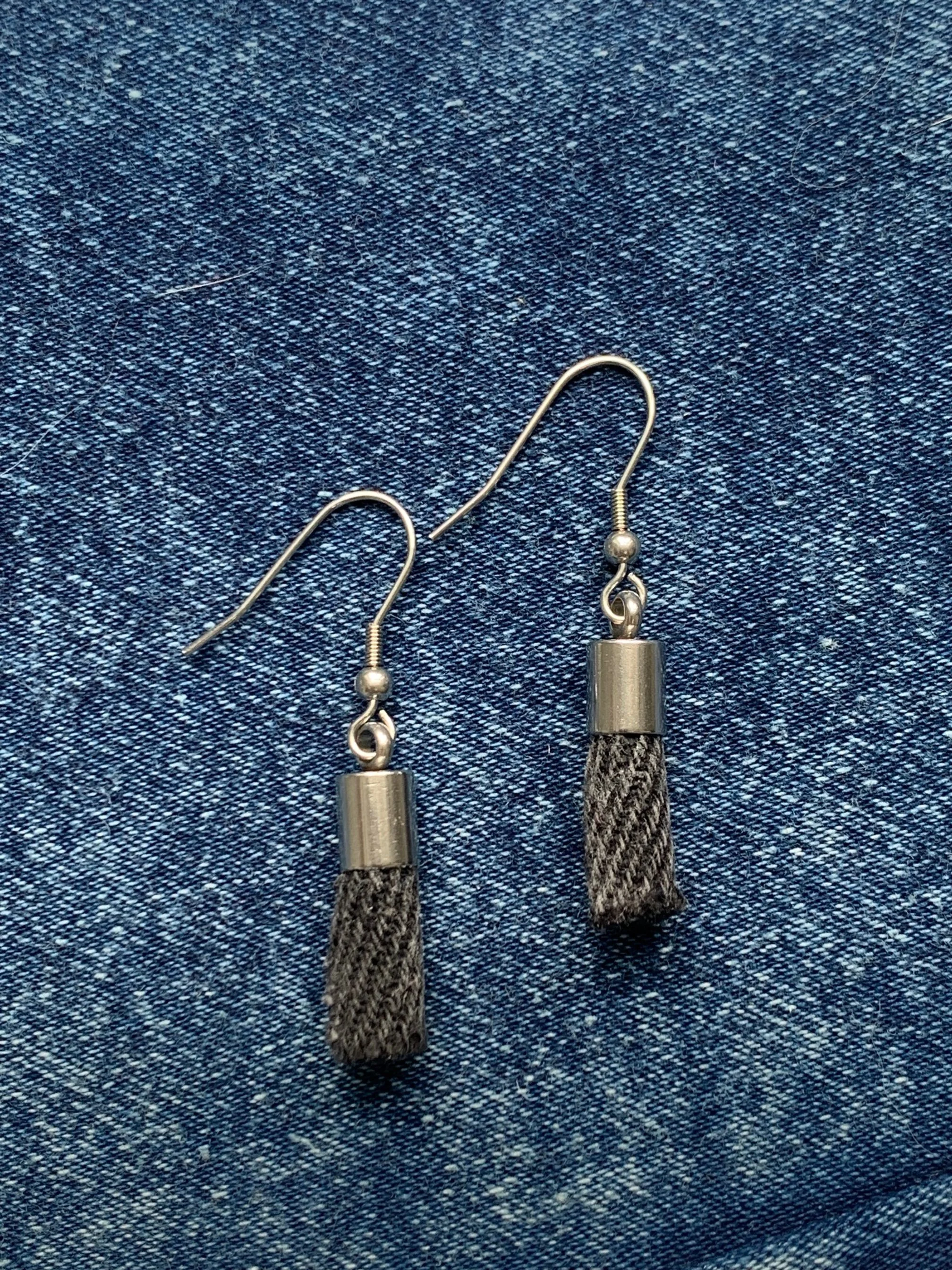 Boucles d'oreilles crochets breloques jeans denim coton noir acier inoxydable.jpg