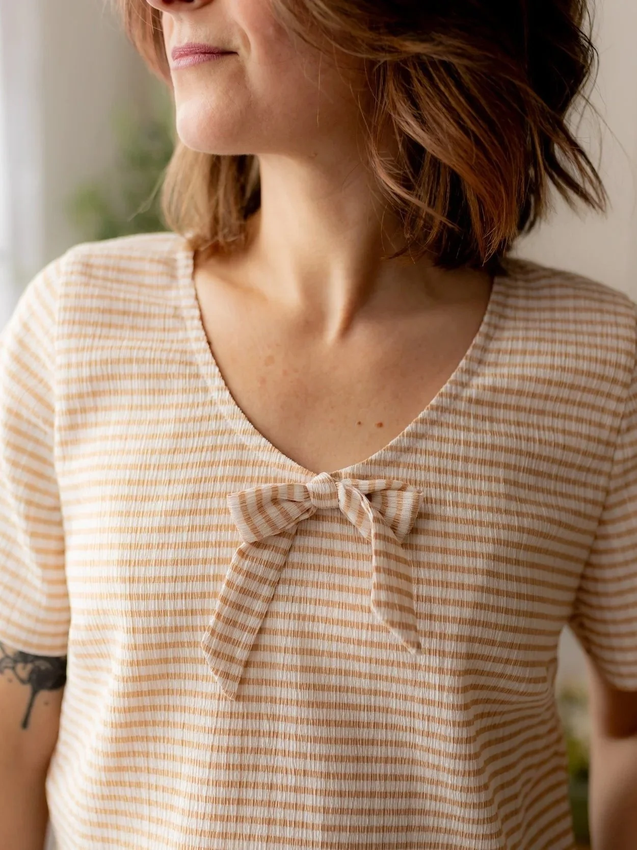 Blouse+boucle+%C3%A0+carreaux+beige+blanc+gros+plan+.jpg