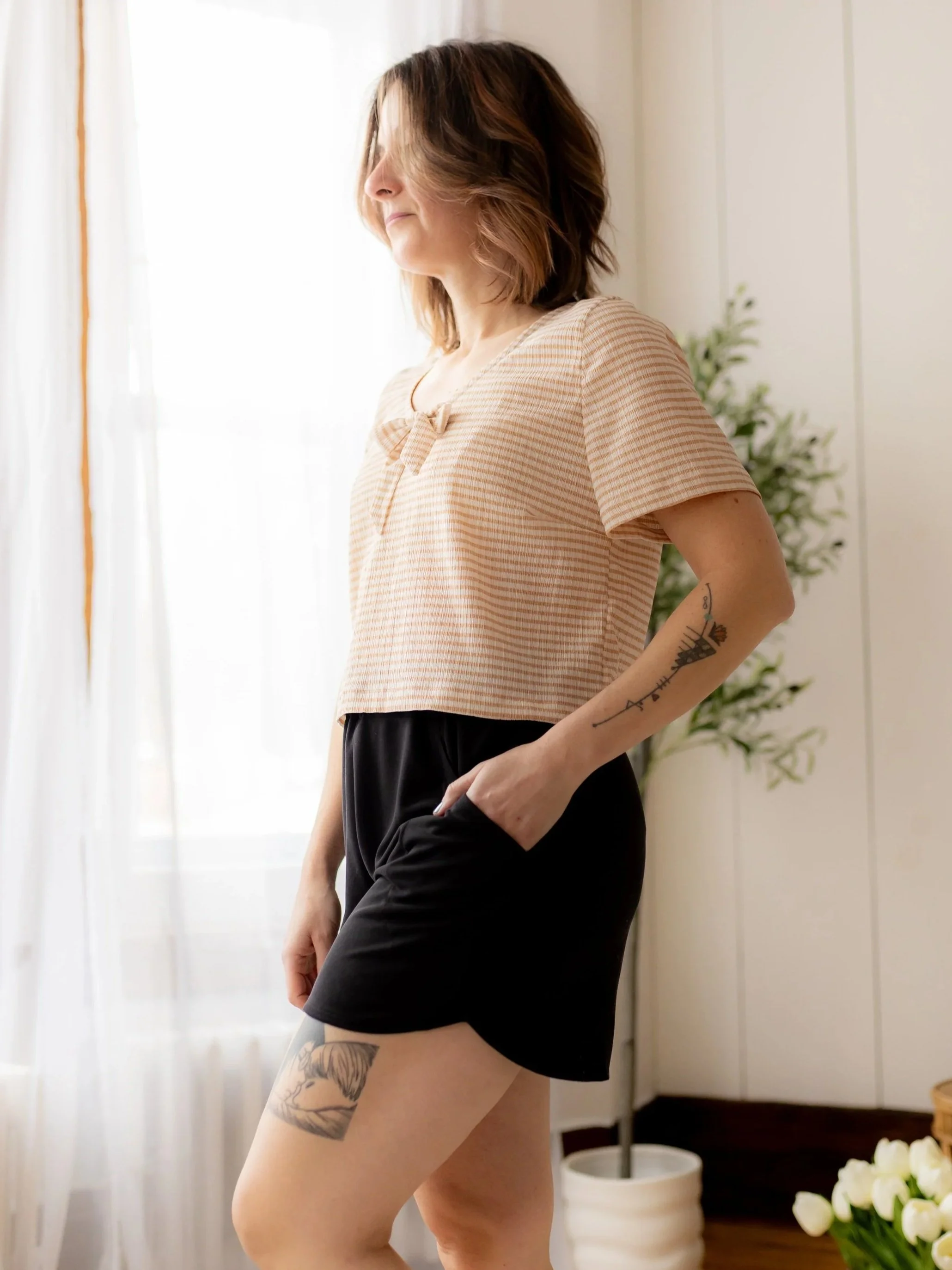 Blouse+boucle+%C3%A0+carreaux+beige+blanc+short+noir+taille+%C3%A9lastique+poches.2.jpg