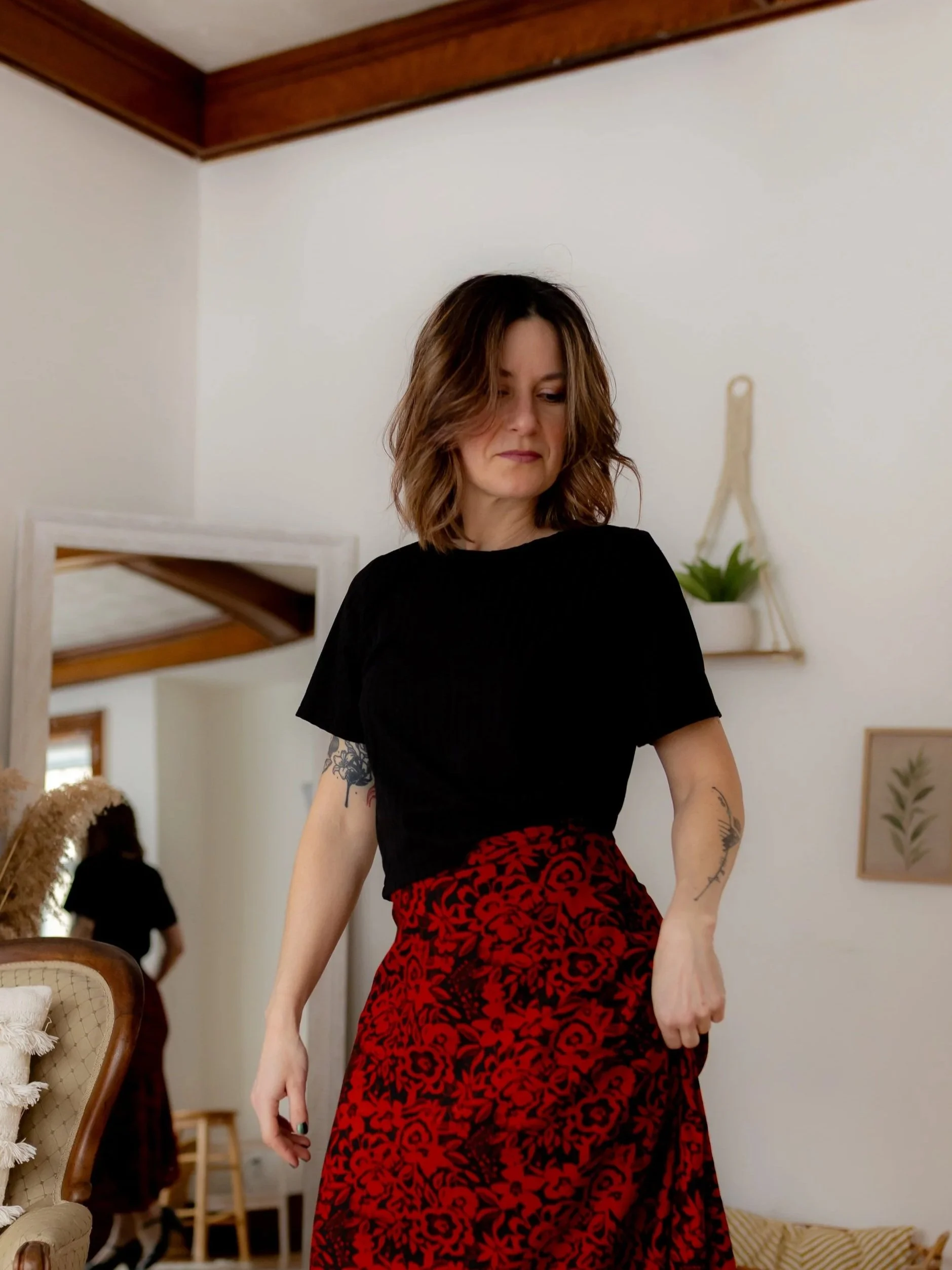 Crop+t-shirt+c%C3%B4tel%C3%A9+noir+jupe+midi+fleuri+noir+orange+rouge.2.jpg
