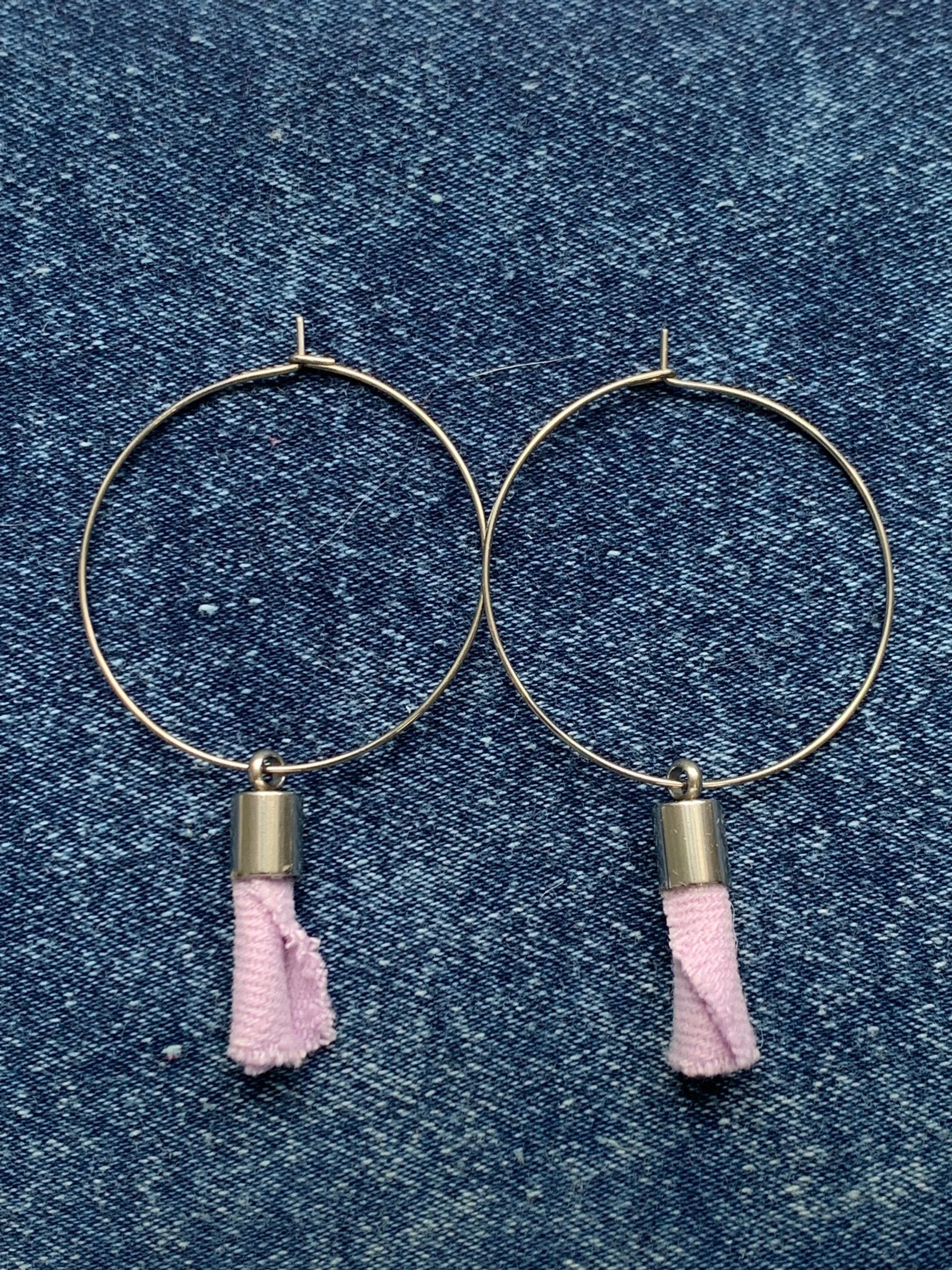 Boucles d'oreilles anneaux breloques jeans denim coton lilas acier inoxydable.jpg