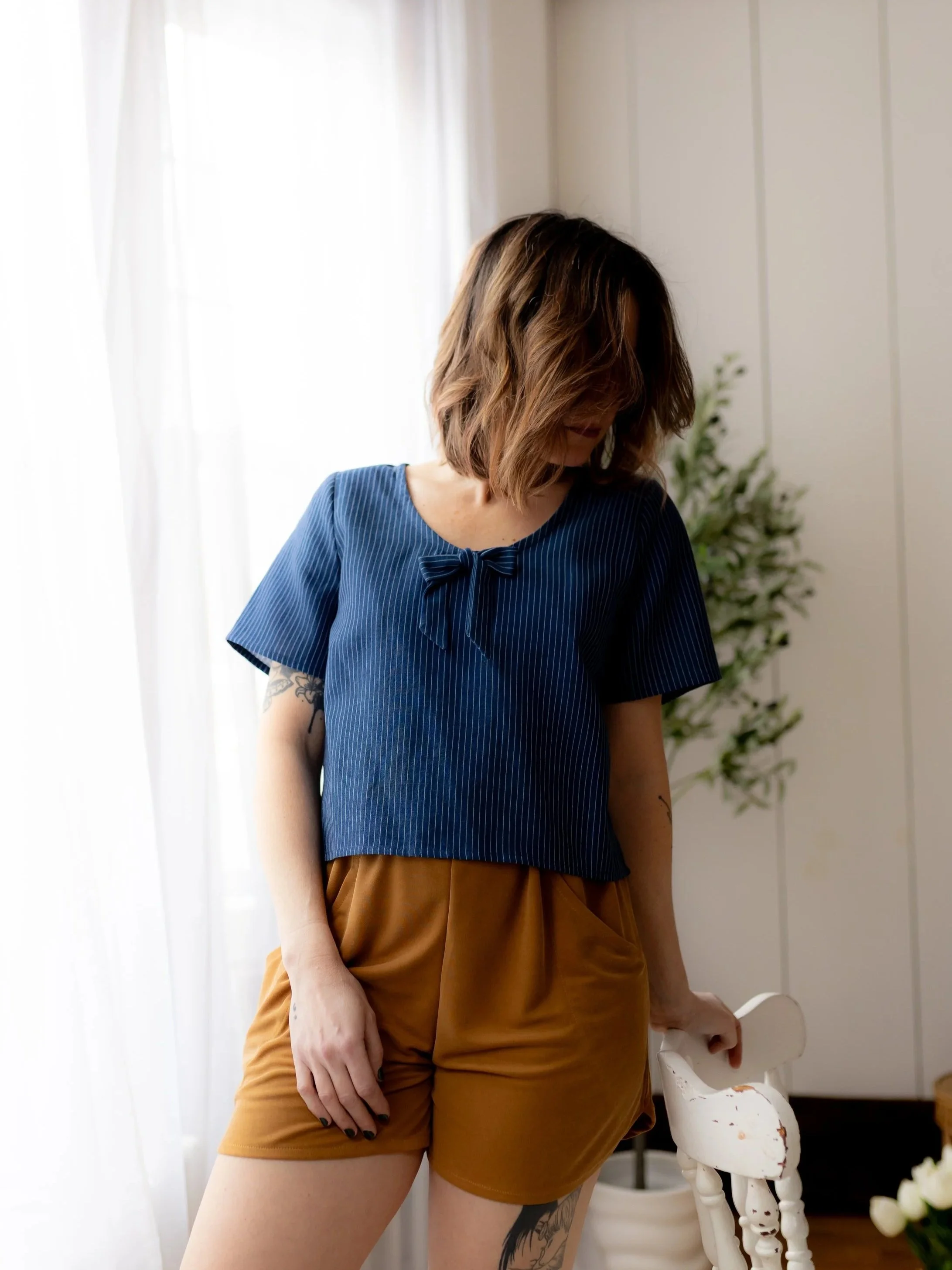 Blouse+boucle+fine+rayure+bleu+short+ocre+taille+%C3%A9lastique+poches.4.jpg