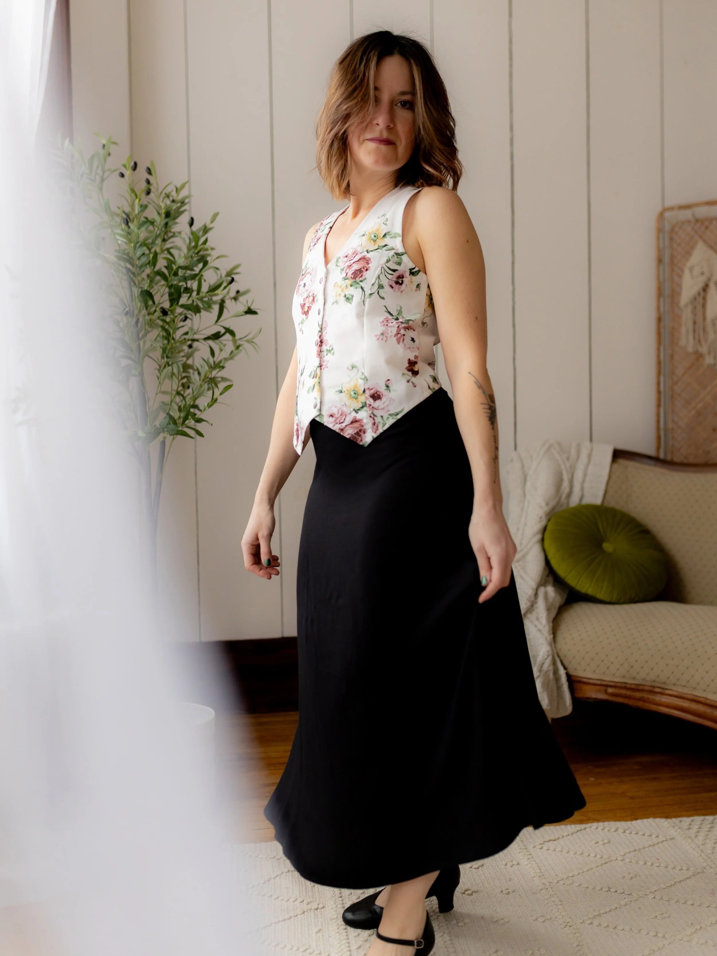 Veste+boutonn%C3%A9e+sans+manche+fleuri+blanc+rose+jupe+midi+noir.jpg