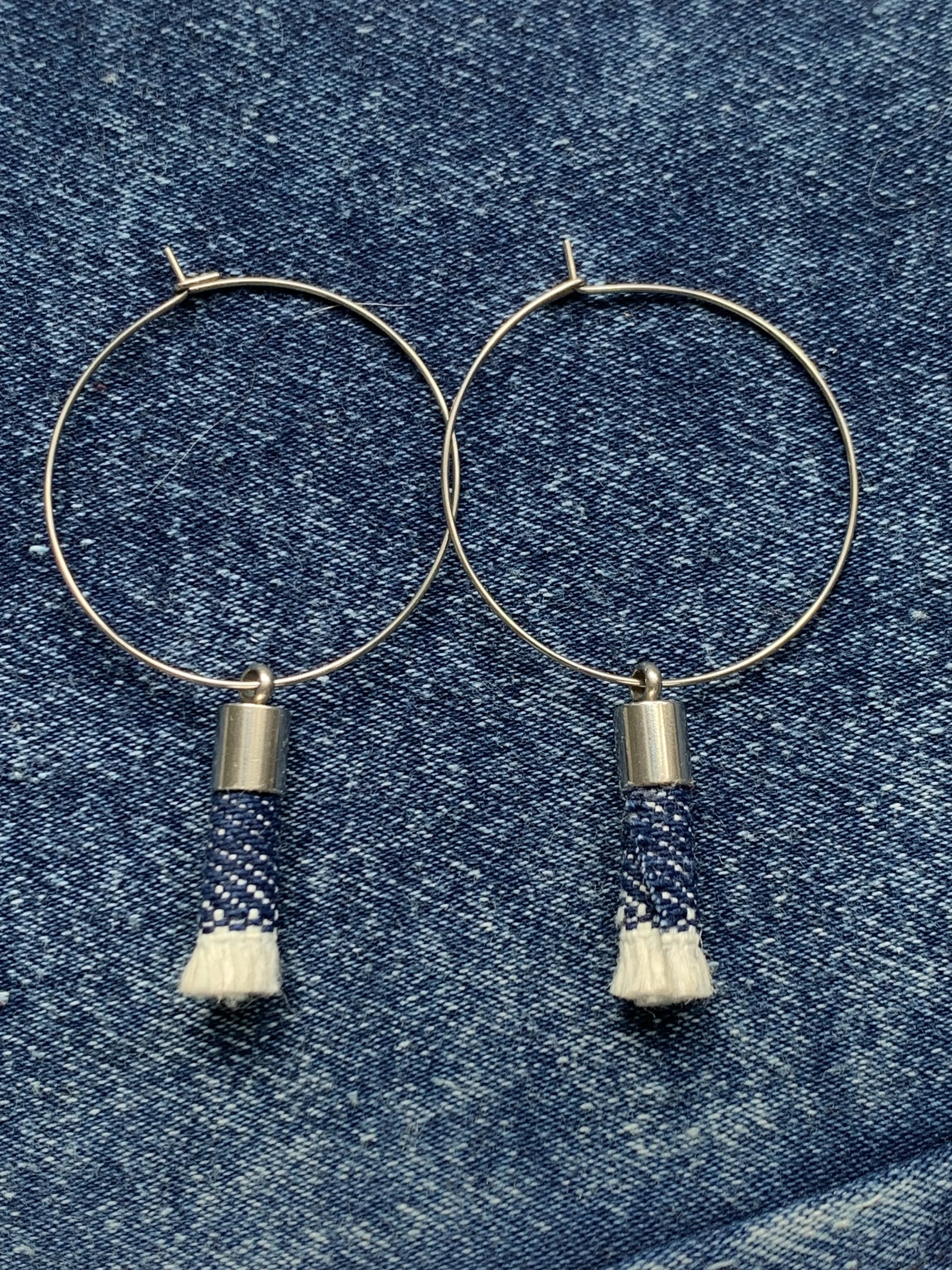 Boucles d'oreilles anneaux breloques jeans denim coton acier inoxydable.2.jpg