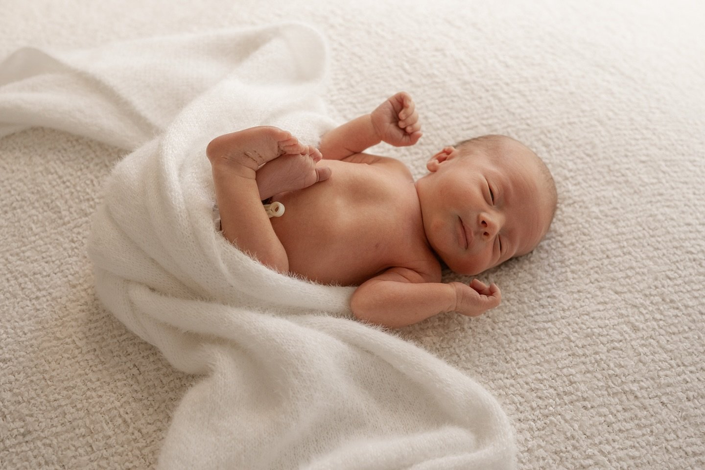 I think I&rsquo;m in love with these photos 🥰
@molmac_ 
.
.
.
.
.
#echucaphotographer #newbornsession #newbornphotography