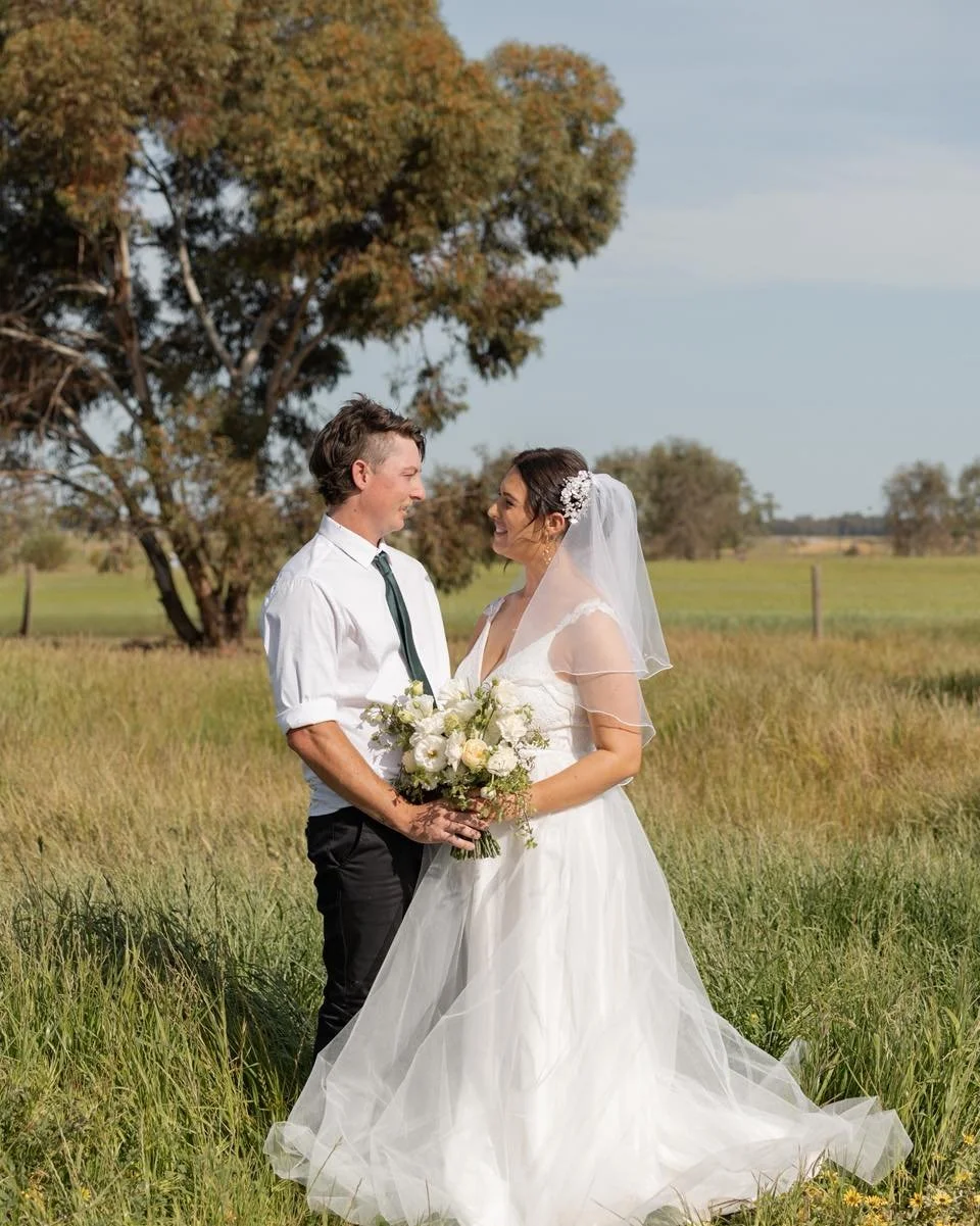 The way they look at each other says it all 🤍
Capturing love stories like this. 
.
.
.
.
.
#photographerwedding #photosession #echucamoamaphotographer #familyphotos #photography #wedding #weddingphotography #familyphotos