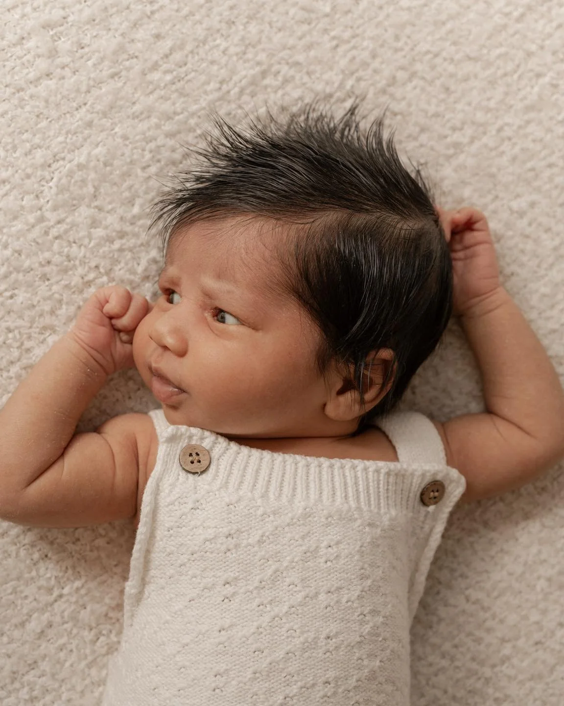 Just look at that gorgeous head of hair! 
This little one was an absolute dream to photograph. So tiny, so perfect, and already rocking the best newborn hairstyle ever 🤍

.
.
.
.
.
#newbornphotography #photographerwedding #photosession #echucamoamap