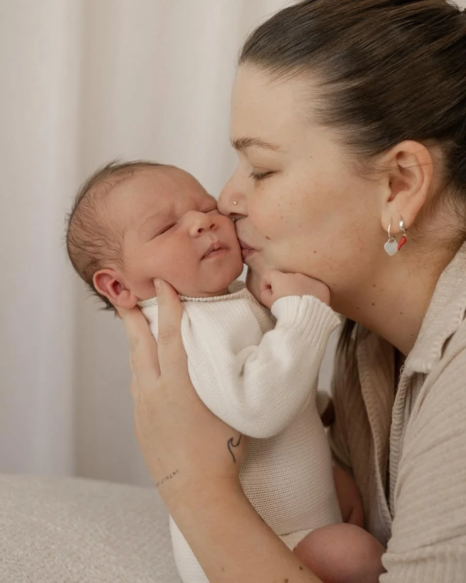 We love a little squish 🥹🤍😍
.
.
.
.
.
#photographer #newborn #newbornphotography #echucaphotographer #photooftheday #newbornbaby #photography