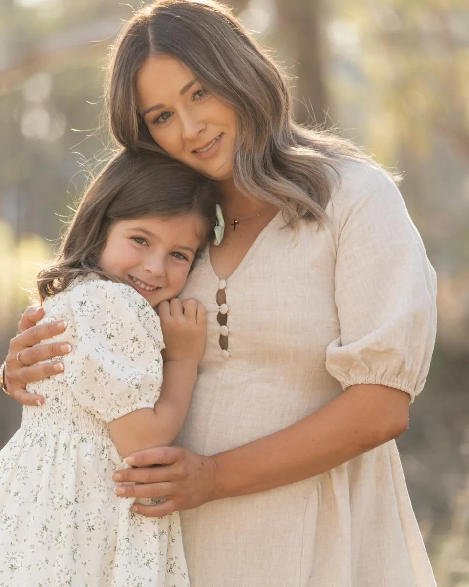 Mother daughter sessions have my heart ❤️ 
.
.
.
.
.
. #photographerwedding #photosession #echucamoamaphotographer #familyphotos #photography #wedding #weddingphotography #familyphotos