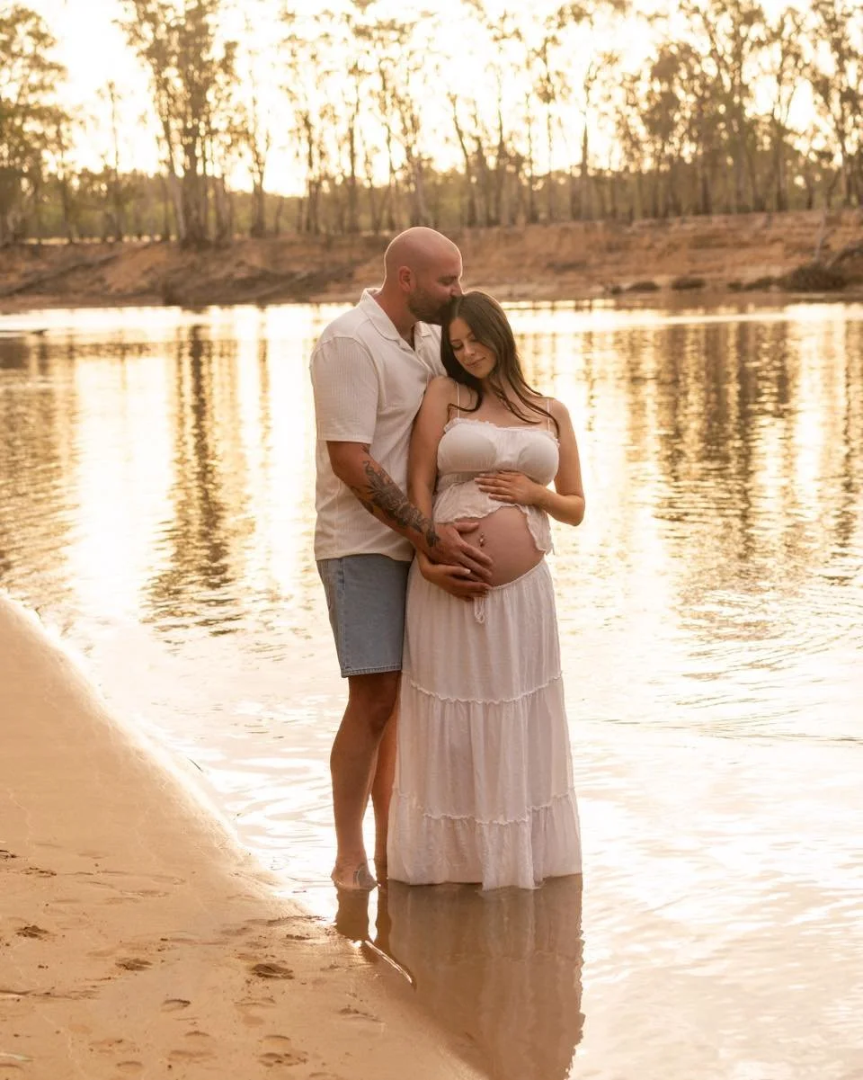 The first 6 weeks of motherhood has flown by and I&rsquo;m finally getting back into posting again. 🥰 
.
.
.
.
.
#newborn #maternityphotography #newbornphotography #sunsetphotography #echucaphotographer #maternity #photography