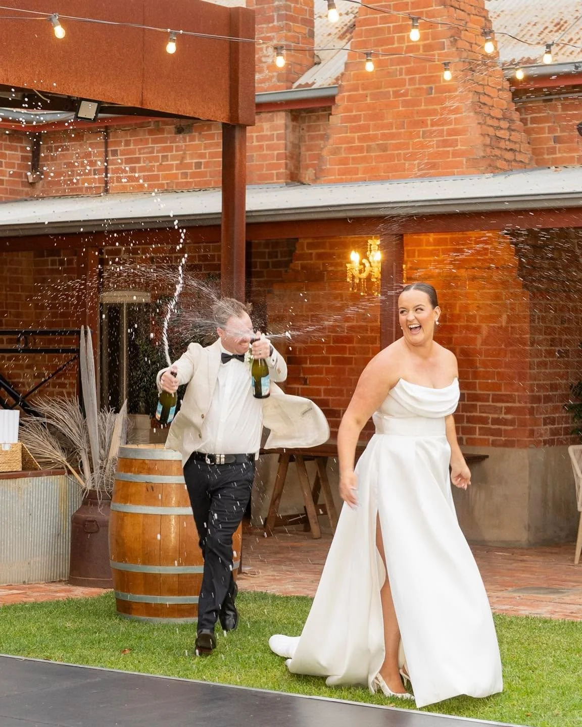 Steph &amp; Nash what a day! 
Scroll to the last slide to see who was the best boy 💕
.
.
.
.
#photographerwedding #photosession #echucamoamaphotographer #familyphotos #photography #wedding #weddingphotography #familyphotos