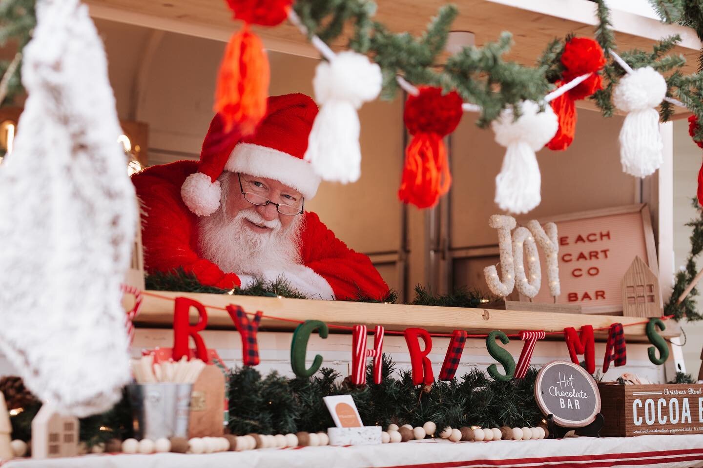 You guys! I CANNOT get over these photos of Santa! 🎄🎅 I mean how cute is he!?!

@monroeco.photo 
@cedarrapidsmoms