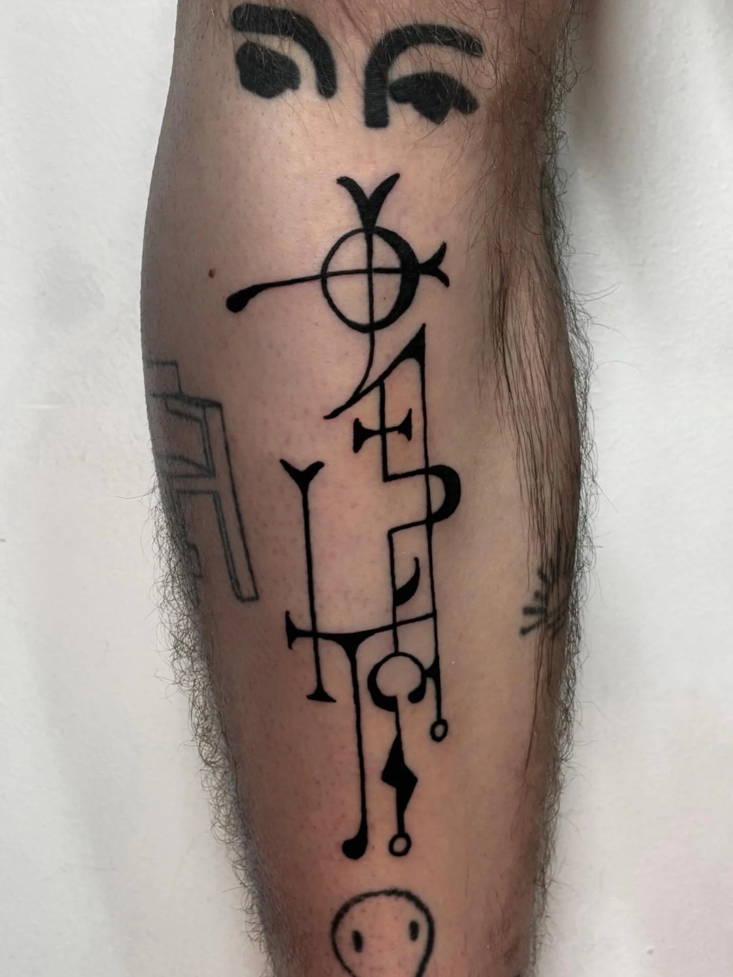 Quite a lot of these available, works great on large scale like here on the shin of my friend @tomsibma or smaller as a filler.