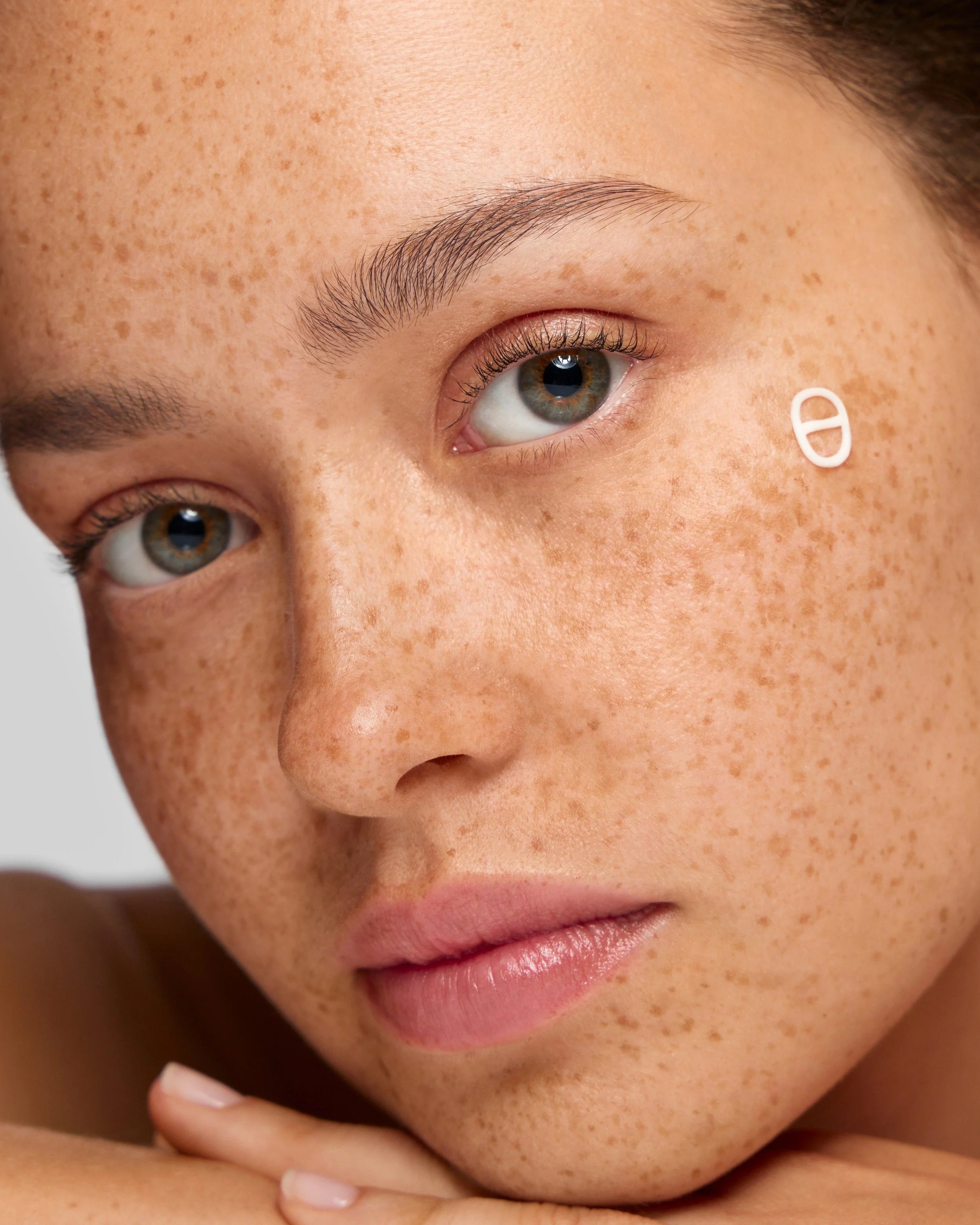 GAL_model+texture_eye-contour-cream(2)_2026_4x5.jpg