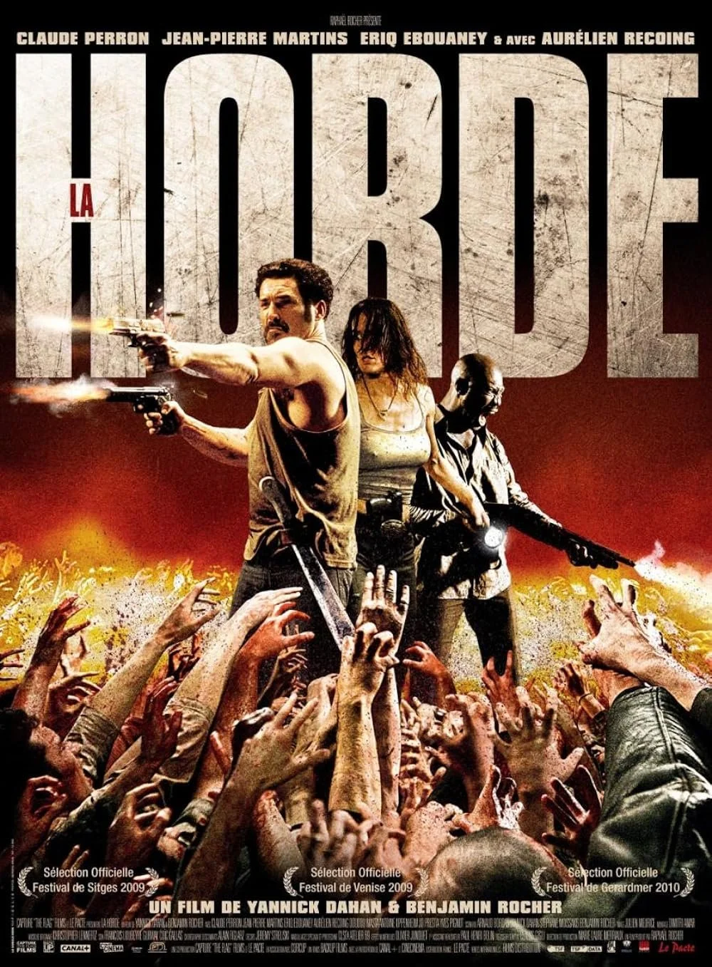A poster for the movie 'La Horde', featuring three characters armed with guns and surrounded by zombies reaching out with their hands.