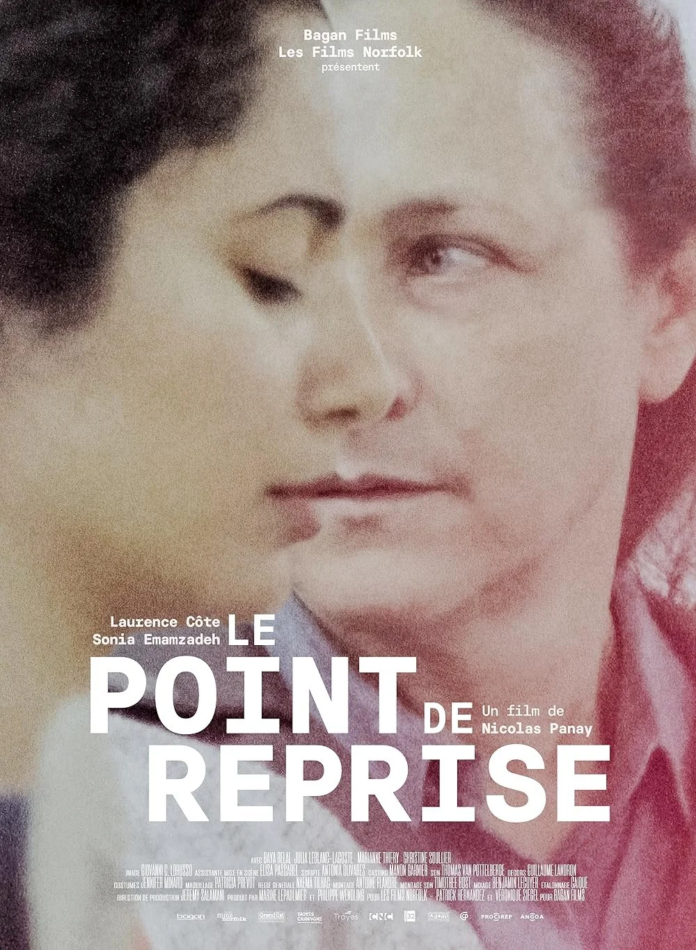 Close-up of two faces, one woman and one man, with their faces very close, looking at each other, on a movie poster for 'Le Point de Reprise'.