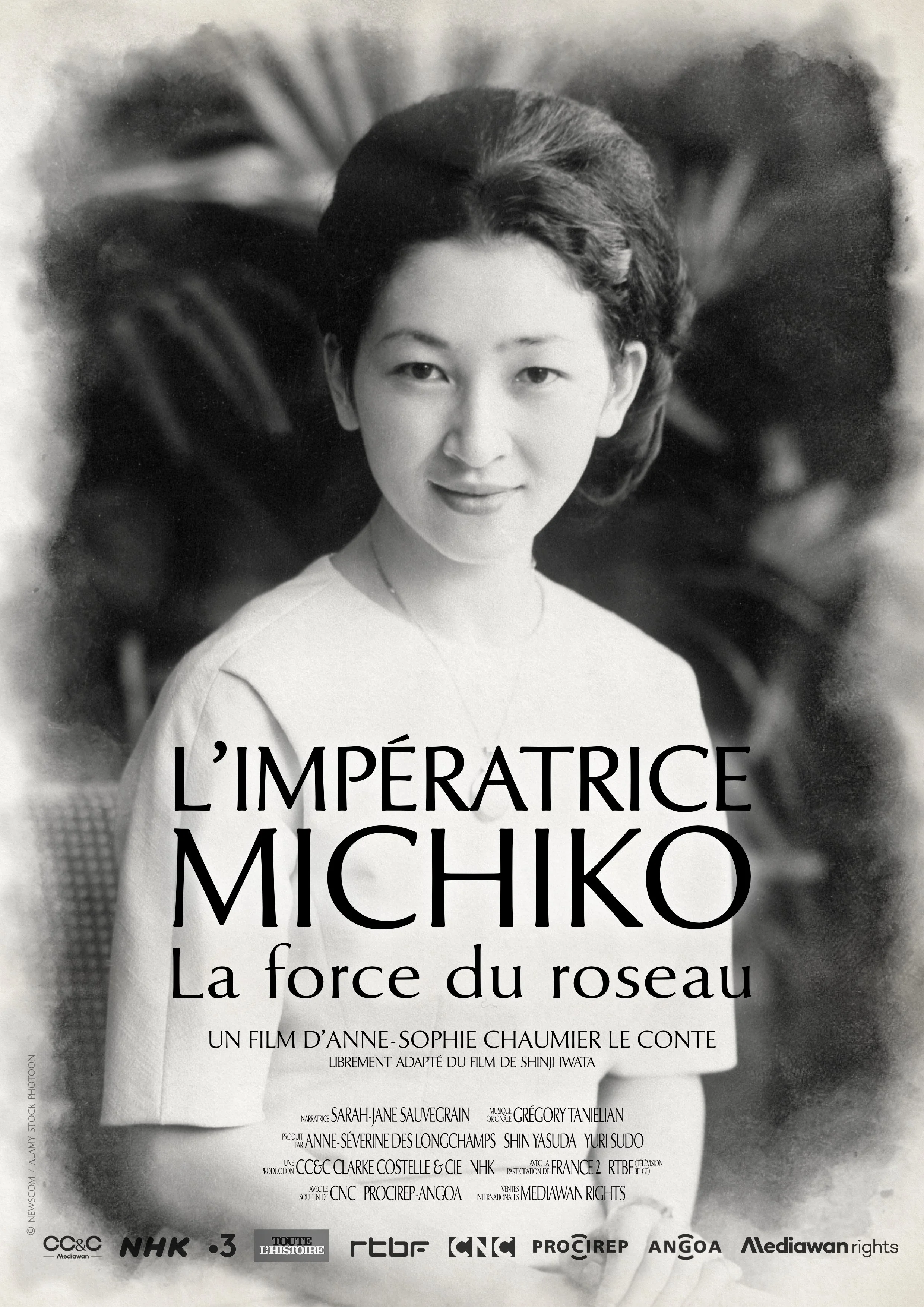 Black and white poster of a woman with short hair, wearing a light-colored top. Text on the poster reads "L’Impératrice Michiko, La force du roseau," indicating it is related to Empress Michiko.