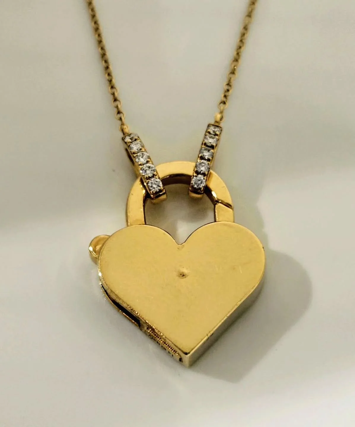 Diamond chain for interchangeable charms.