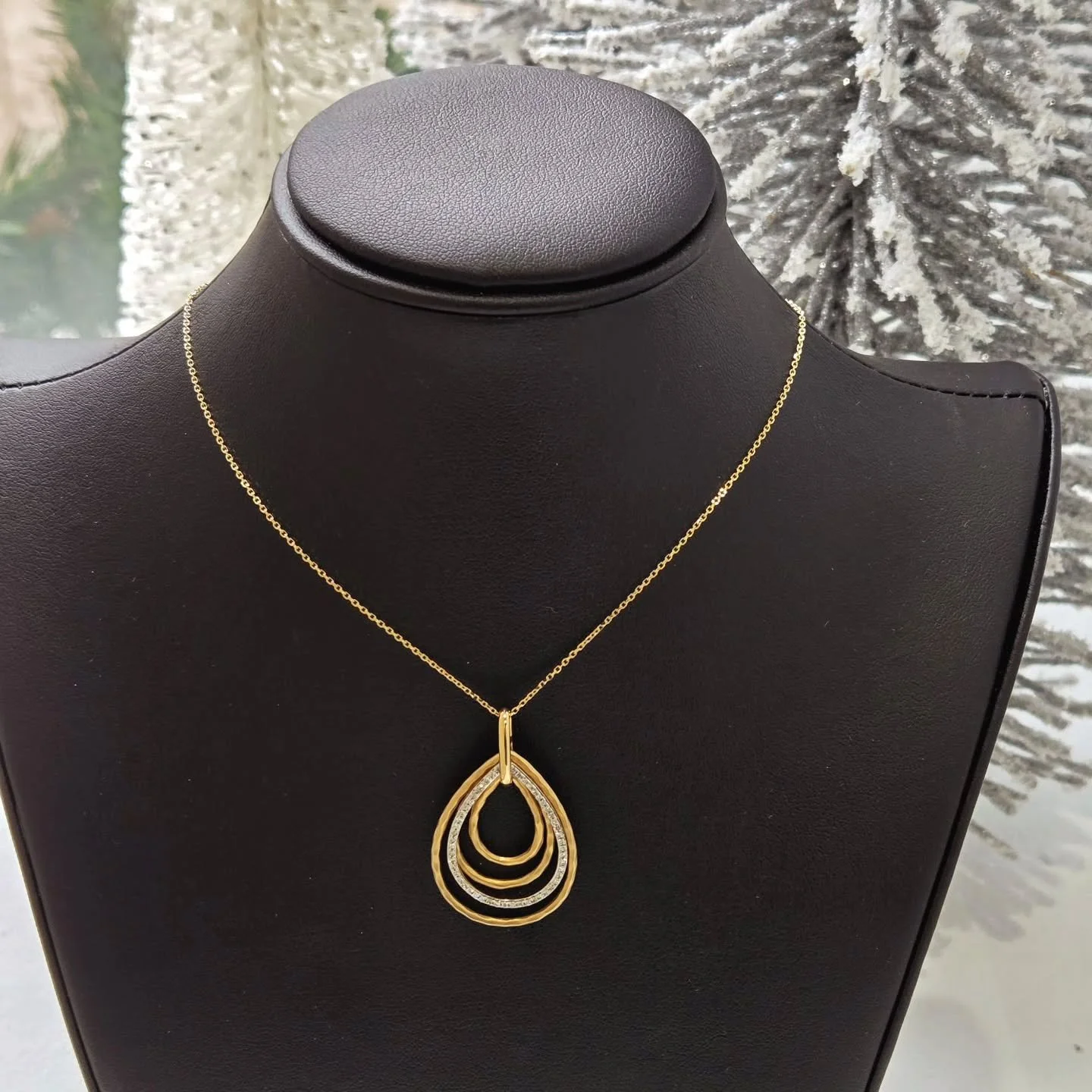 Love the texture on the gold with the diamonds