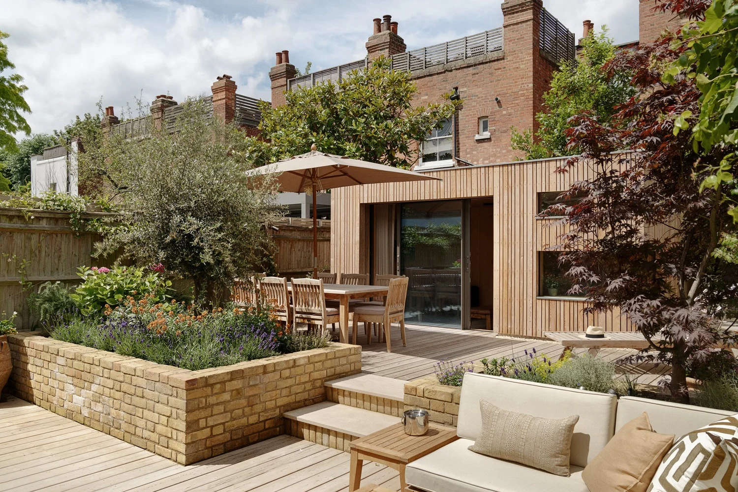 Garden with parasol and garden room