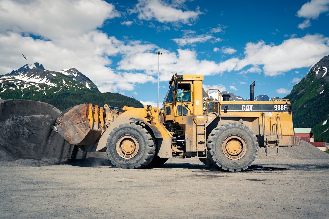 Loaders hard at work in Seward, Alaska before a tandem tow of aggregate up to Barrow, AK for @cruzconstructioninc 

📸:@westcoastmaritime

#caterpillar #heavyequipment #hauling #tow #seafreight #logisticscompany #aggregate  #logistic #maritimeindustr