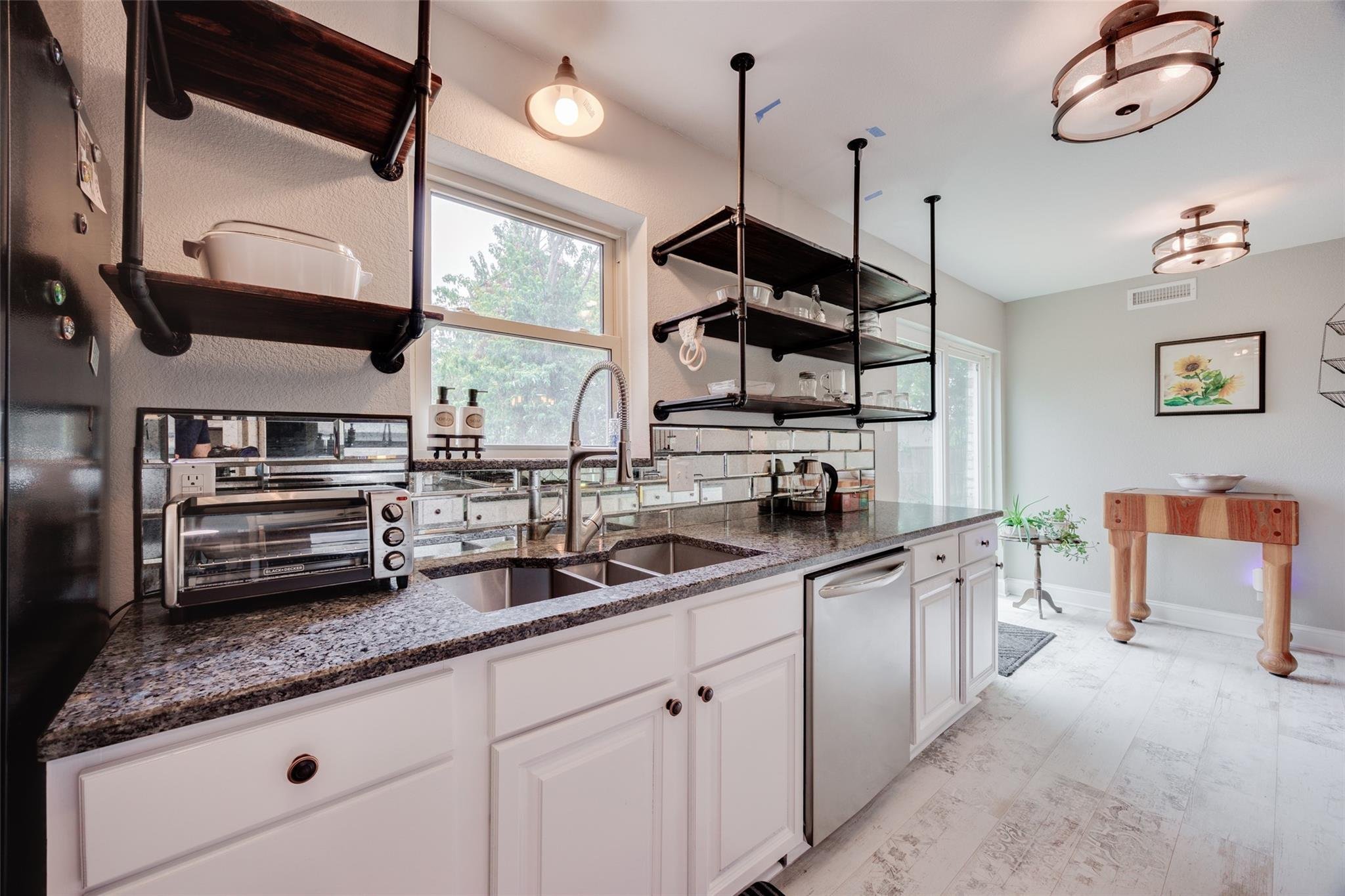 4608 Kitchen 4.jpeg