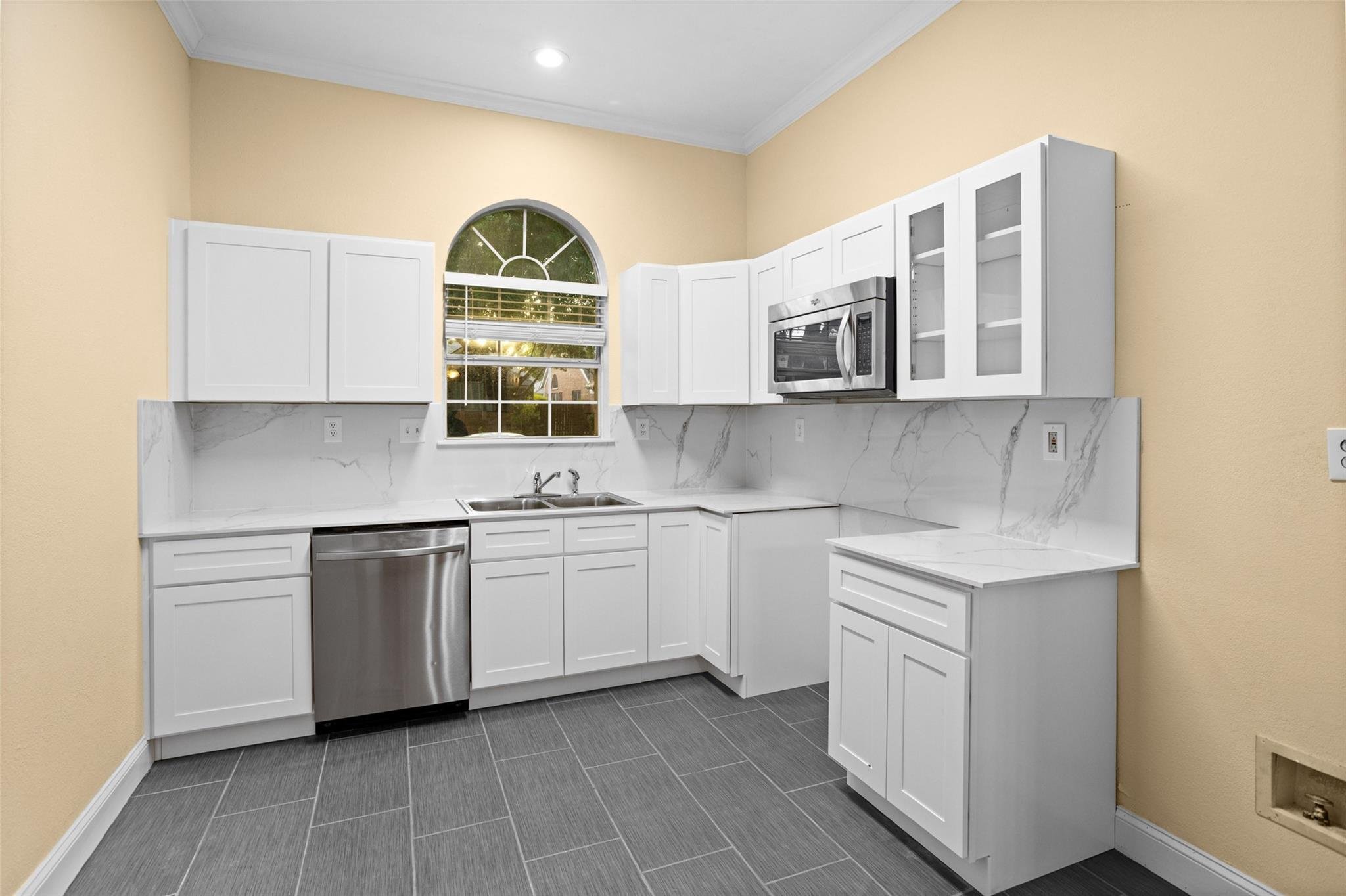 6820 Kitchen 1.jpeg