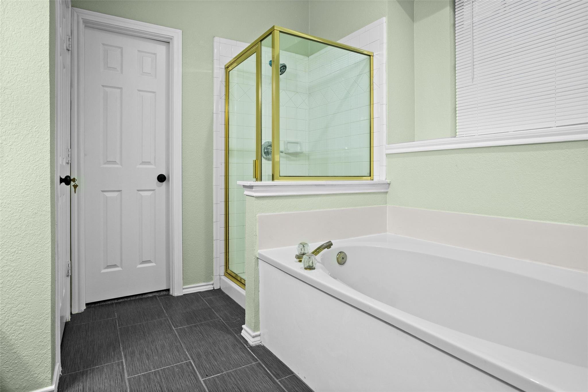 6820 Master Bath.jpeg