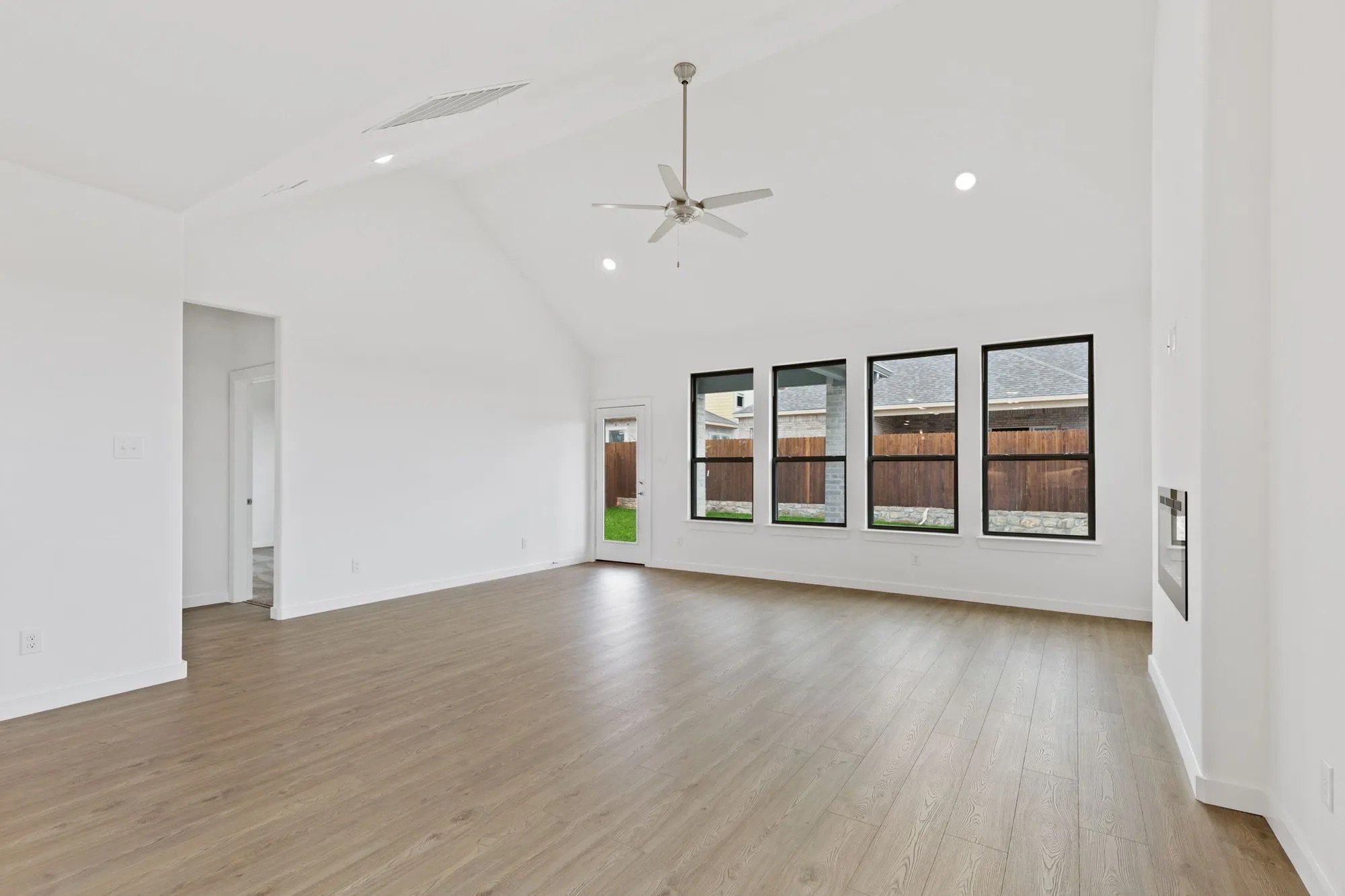 5112 Living Room.jpeg