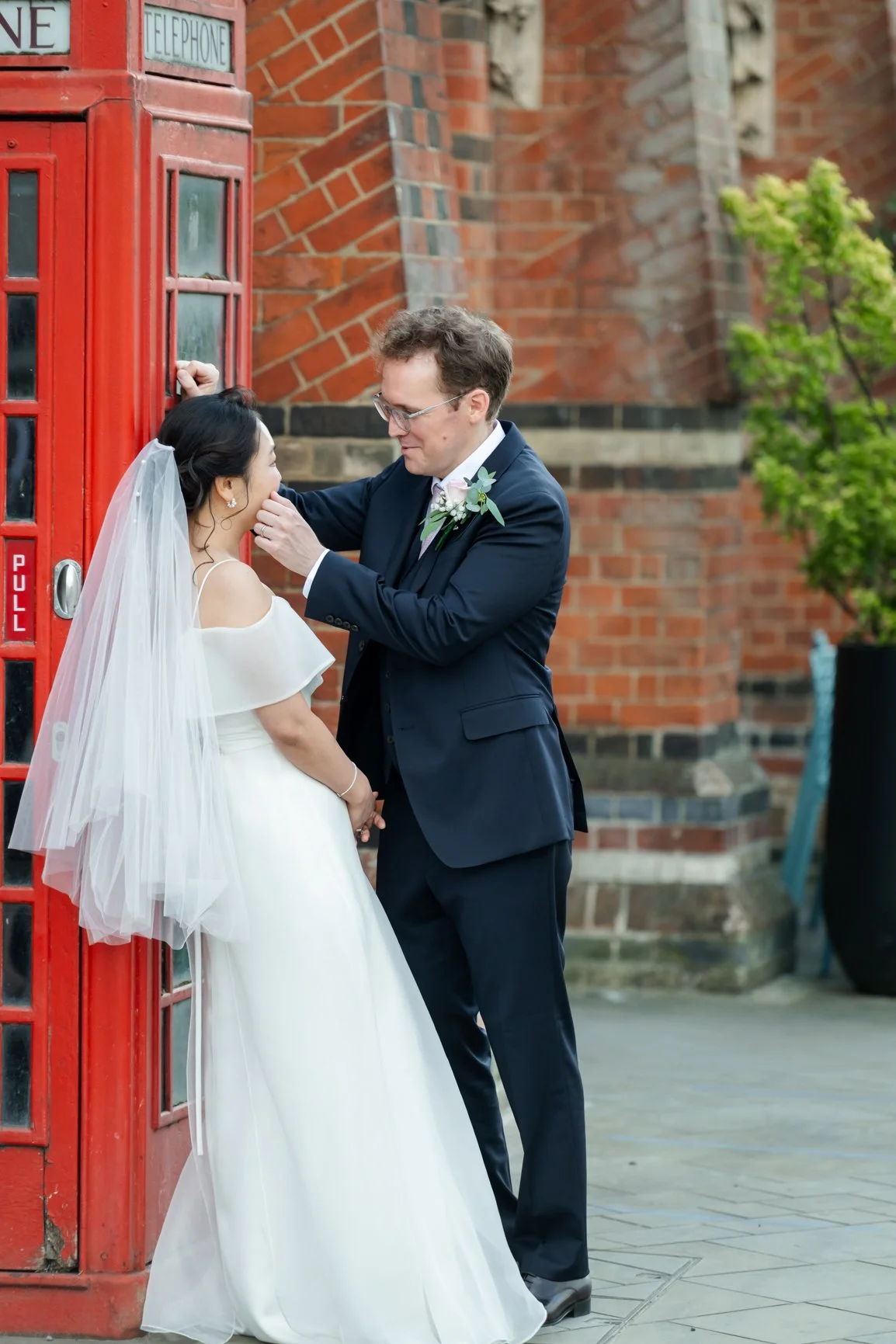 Natural wedding portraits in Wokingham Berkshire