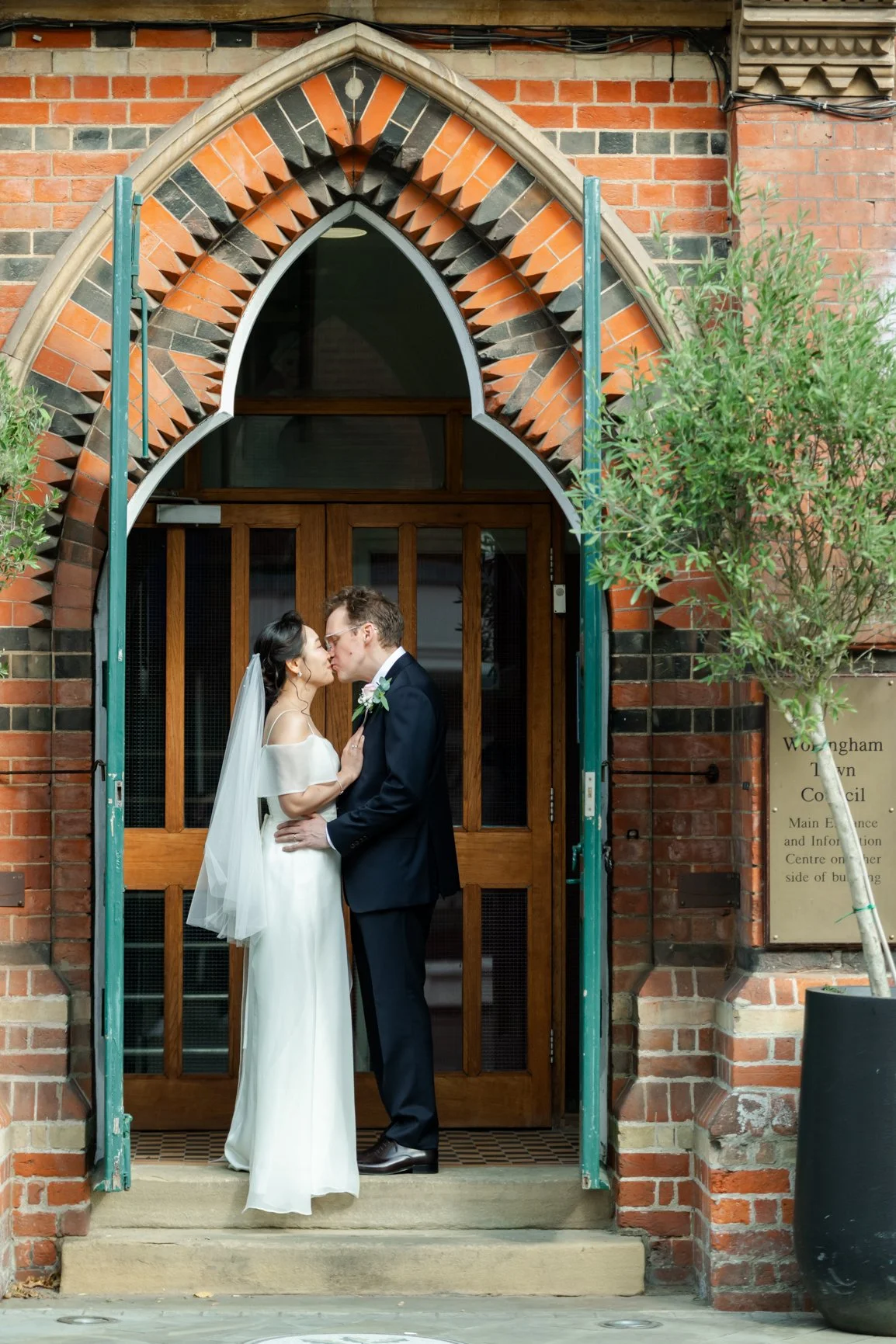 Natural wedding portraits in Wokingham Berkshire